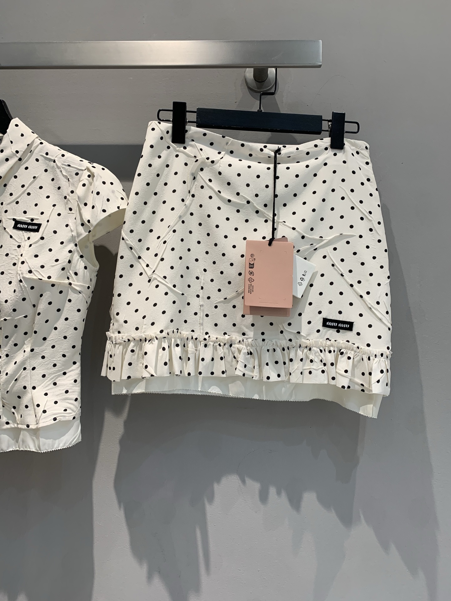 NO:322078,New style shipped top skirt Original development Miumi early spring new retro polka dot silk set uses imported mulberry silk fabric, silky and comfortable, drooping luster. Pleated craftsmanship, polka dot pattern retro fashion, unique tailoring to highlight the body curve. Ruffled details add sweetness. Easy to create a fashionable girlish look, and it is full of eye-catching when going out. Number of 36 38 40,,miumiu, skirts, real silk, alexander wang19860909新款出货啦上衣半裙 原版开发 Miumi早春新款复古波点真丝套装 采用进口桑蚕丝面料,丝滑舒适,垂感光泽.压褶工艺 波点图案复古时尚 裙摆独特剪裁凸显身材曲线.荷叶边细节增添甜美感 .轻松打造少女时尚造型,出街吸睛度满满.码数36 38 40,,miumiu,skirts,real silk,alexander wang,Women's clothing