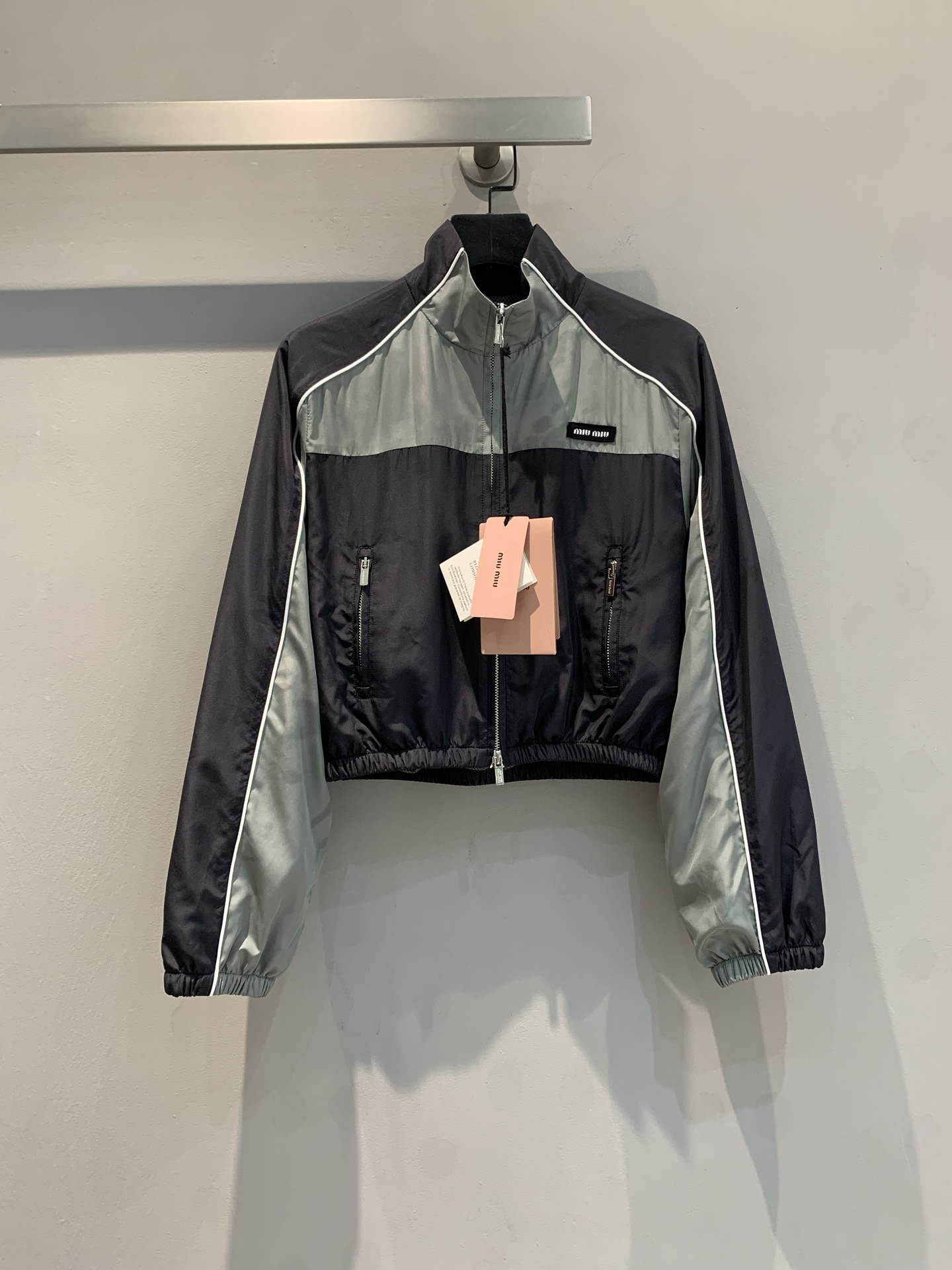 NO:322075,The new model shipped M3 original development Miumi* early spring new color-blocking short windbreaker. Customized fabrics are crisp and wear-resistant, with good windproof performance, can withstand cool weather, and protect you from travel. The surface has a slight glossy feeling, adding a high-end texture, and it is relatively easy to handle. It is not easy to deform when worn for a long time. The short slim fit style is neatly tailored to fit the body, effectively lengthening the leg lines, and optimizing the body proportions. The stand-up collar design adds a capable temperament, and can also protect against wind and warmth. The loose sleeves do not restrict arm movement, and are paired with ribbed cuffs, which are comfortable to wear and fit the wrist, making them more comfortable when exercising. S M L,,miumiu,alexander wang19860909新款出货啦M3原版开发 Miumi*早春新款拼色短款风衣.定制面料,挺括耐磨,防风性能佳,能抵御微凉天气,为你出行保驾护航.表面有轻微光泽感,增添高级质感,且打理起来相对轻松,长久穿着也不易变形.短款修身版型,利落剪裁贴合身形,有效拉长腿部线条,优化身材比例.立领设计增添干练气质,同时可防风保暖.宽松的袖型不束缚手臂活动,搭配罗纹袖口,穿着舒适且贴合手腕,运动时更自在.码数S M L,,miumiu,alexander wang,Women's clothing