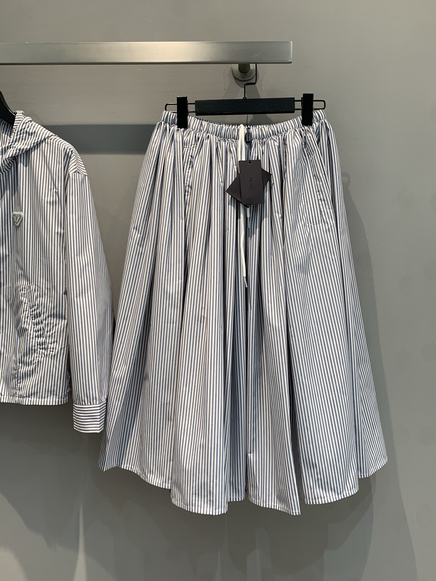 NO:322055,The new style shipped original development Prad*2025 early spring new striped pleated skirt. The open-model three-dimensional triangle mark is full of high-end feeling. The pleated skirt is classic striped, the fashion code that never goes out of date. The loose skirt is smart and flowing, and has its own casual and free temperament. Whether it is matched with a simple T-shirt or a personalized shirt, you can easily create different styles and add a different style to your wardrobe. Number 36 38 40,,prada, skirts,shirts,tees,t-shirt,alexander wang19860909新款出货原版开发 Prad*2025早春新款条纹百褶半裙. 开模立体三角标满满的高级感.百褶裙摆经典条纹,永不过时的时尚密码,宽松裙摆灵动飘逸,自带随性洒脱气质.无论是搭配简约T恤还是个性衬衫,都能轻松打造出不同风格造型,为你的衣橱增添一抹别样风采 .码数36 38 40,,prada,skirts,shirts,tees，t-shirt,alexander wang,Women's clothing