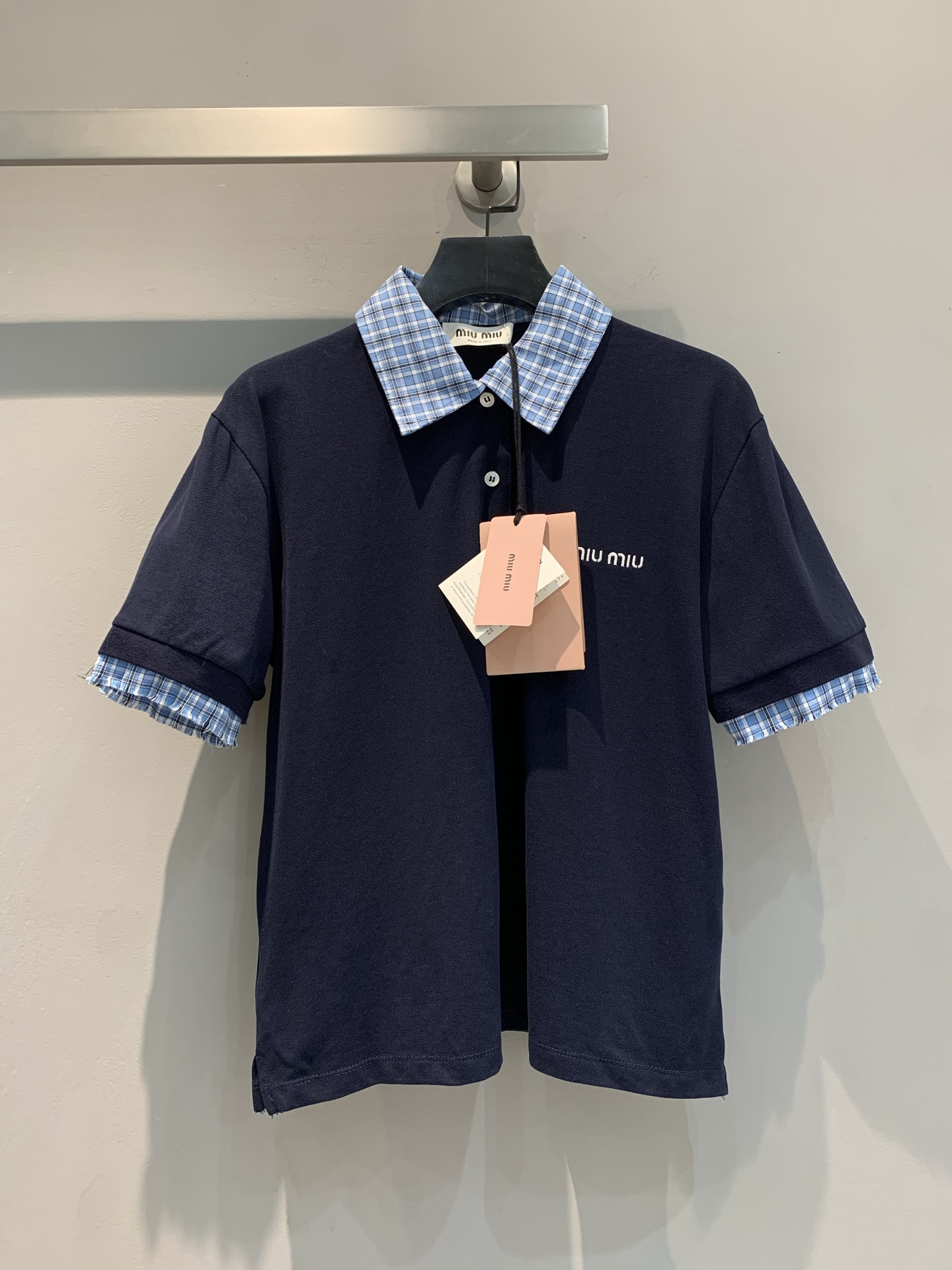 NO:322069,The new model is shipped. Original development. Miumi* early spring new plaid splicing fake two-piece short-sleeved polo shirt. The cuff splicing is purely hand-cut whisker edges, and the college-style Polo chest contrast embroidery thread creates three-dimensional logo embroidery. The navy blue body is calm and atmospheric. The blue and white plaid decorative neckline and cuffs are classic and playful. Simple style, versatile and practical, easy to control multiple occasions, allowing you to show your personality in fashion. Number 36 38 40,,miumiu, T-shirt, alexander wang19860909新款出货啦 原版开发 Miumi*早春新款格纹拼接假两件短袖polo衫.袖口拼接处纯手工剪裁毛须边,学院风Polo胸口对比色绣线打造立体logo刺绣,藏蓝色主体沉稳大气.蓝白格纹装饰领口与袖口,经典又俏皮.简约版型,百搭实穿,轻松驾驭多种场合,让你在时尚中尽显个性 .码数36 38 40,,miumiu,T-shirt,alexander wang,Women's clothing