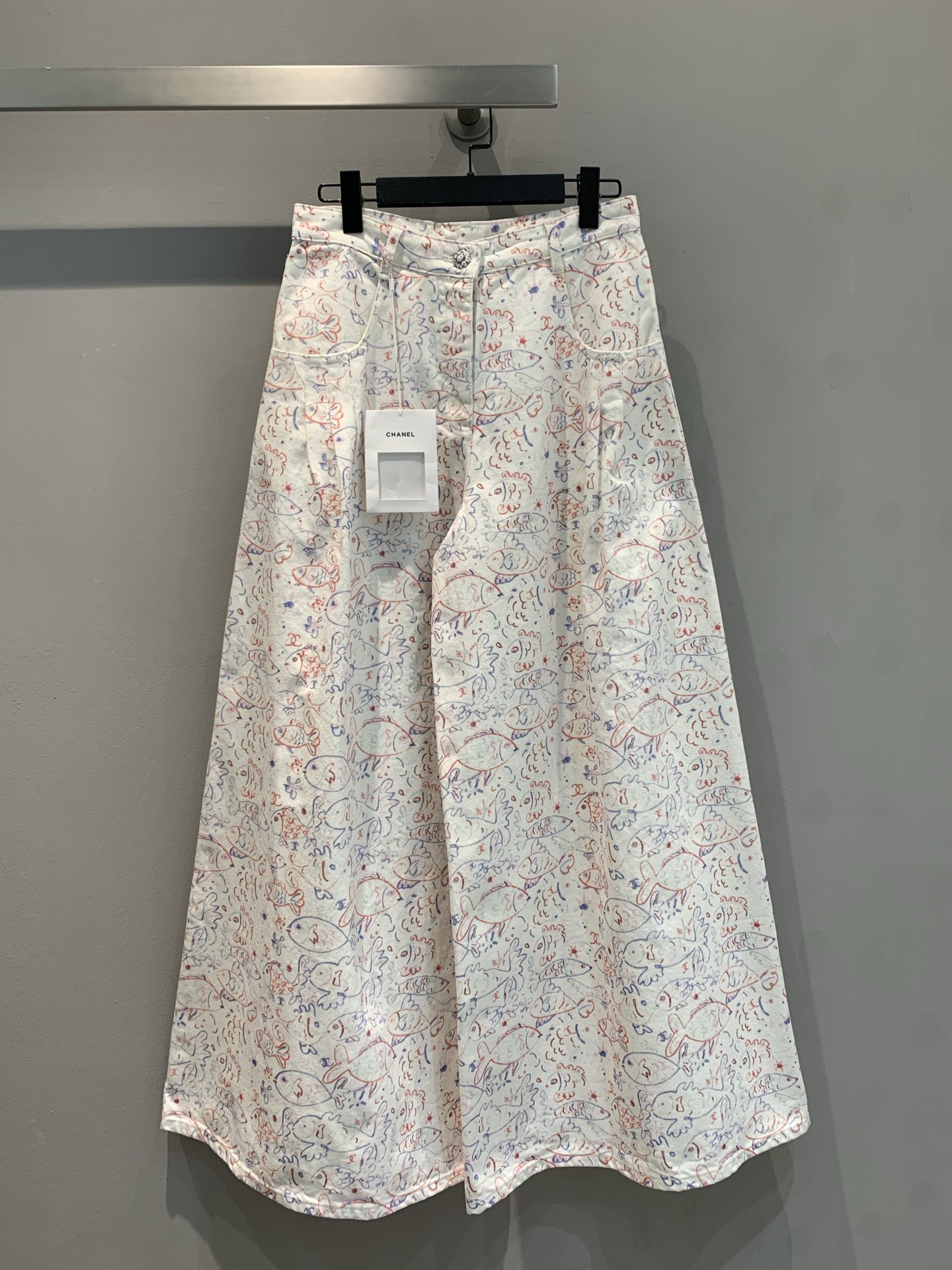 NO:322072,The new model shipped M34 original development. C home early spring new colored graffiti small fish printed wide-leg jeans. The loose wide-leg style is highly inclusive and can better modify the leg shape. Suitable for girls of all shapes. The upper body is a veritable leg essence, customized fabric, the upper body is very comfortable. It is versatile and fashionable. It is almost undeniable and easy to match. It is both good-looking and comfortable!  Close your eyes and enter!  36 38 40, chanel, jeans, alexander wang19860909新款出货啦M34原版开发 C家早春新款彩色涂鸦小鱼印花阔腿牛仔裤.宽松阔腿的版型 包容性大 可以更好的修饰腿型 适合各种身材的女孩 上身就是名副其实的腿精,定制面料 上身巨舒服.百搭又时髦 几乎不挑搭配 轻松随意 颜值与舒适度双在线！闭眼入！码数36 38 40,,chanel,jeans,alexander wang,Women's clothing