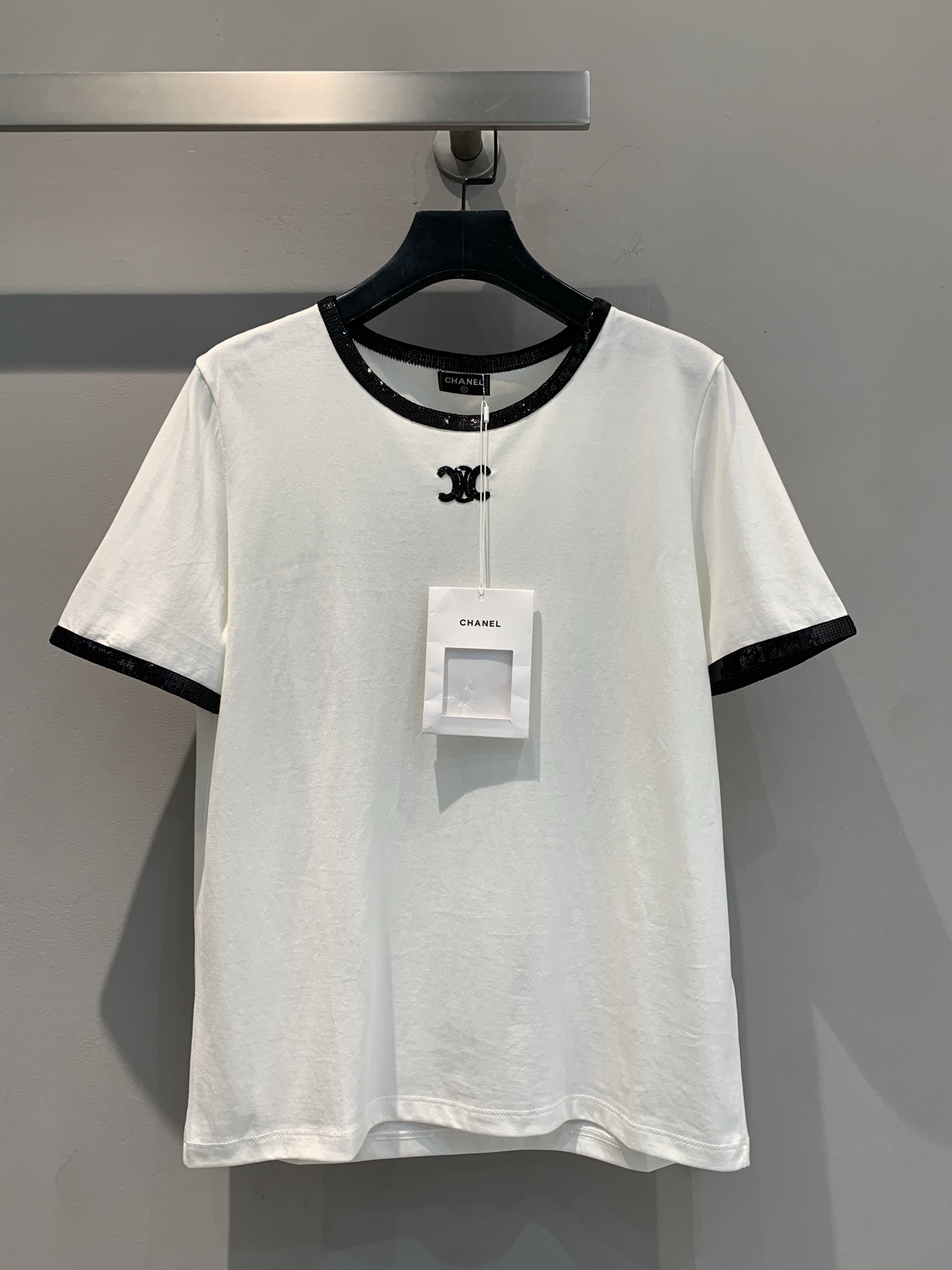 NO:322066,New model shipped M Original development Celin* Spring and summer new Arc de Triomphe embroidery beads T-shirt, the Arc de Triomphe is so exquisite that it makes people unable to take a look away, and the embellishment of the beads is even more icing on the cake. The fabric is super comfortable, skin-friendly and breathable. Simple white background, exquisite black edging, the iconic logo is low-key and eye-catching. Easy to match it to create a sense of high-end, a must-have item for fashion experts, showing unique taste. S M L, celine,tees, t-shirt, alexander wang19860909新款出货啦M 原版开发 Celin*春夏新款凯旋门刺绣珠片T恤,凯旋门的刺绣精致得让人移不开眼,珠片的点缀更是锦上添花,面料超级舒服,亲肤透气 简约白色底色,搭配精致黑色镶边,标志性logo低调吸睛.轻松搭配出高级感,时尚达人必备单品,彰显独特品味 .码数S M L,,celine,tees，t-shirt,alexander wang,Women's clothing