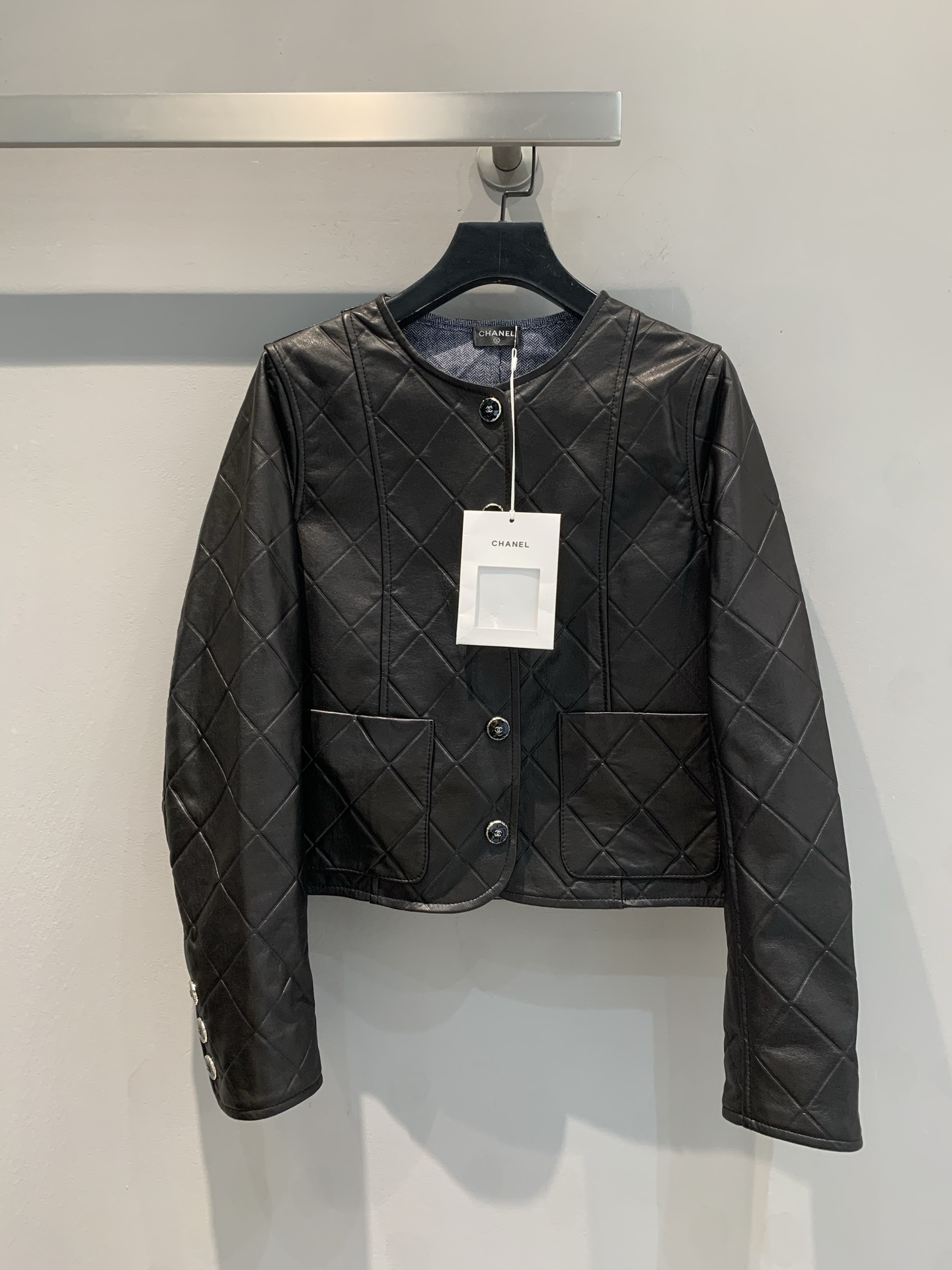 NO:322645,The new model shipped, original development, C home 2025 early spring new plaid lambskin jacket. Selected imported lambskin fabric, soft and skin-friendly, and has good breathability. The stand-up collar baseball jacket has a versatile style and is not picky, and the handsome motorcycle style is fashionable and fashionable girl. It can match it with A and cool style. The style is not picky and fashionable and high-end tone. The perfect version is huge and slim on the upper body. Number of sizes 36 38 40,,chanel, jackets & coats, jackets & coats, sheepskin, alexander wang19860909新款出货啦原版开发 C家2025早春新款格纹小羊皮外套.甄选进口小羊皮面料,柔软亲肤 透气性佳.立领棒球夹克版型百搭不挑人,帅气机车风气质时髦少女 任意搭配 又A又飒的甜酷风版型不挑人时髦又高级的调调 完美版型上身巨显瘦.码数 36 38 40,,chanel,jackets & coats,jackets & coats,sheepskin,alexander wang,Women's clothing