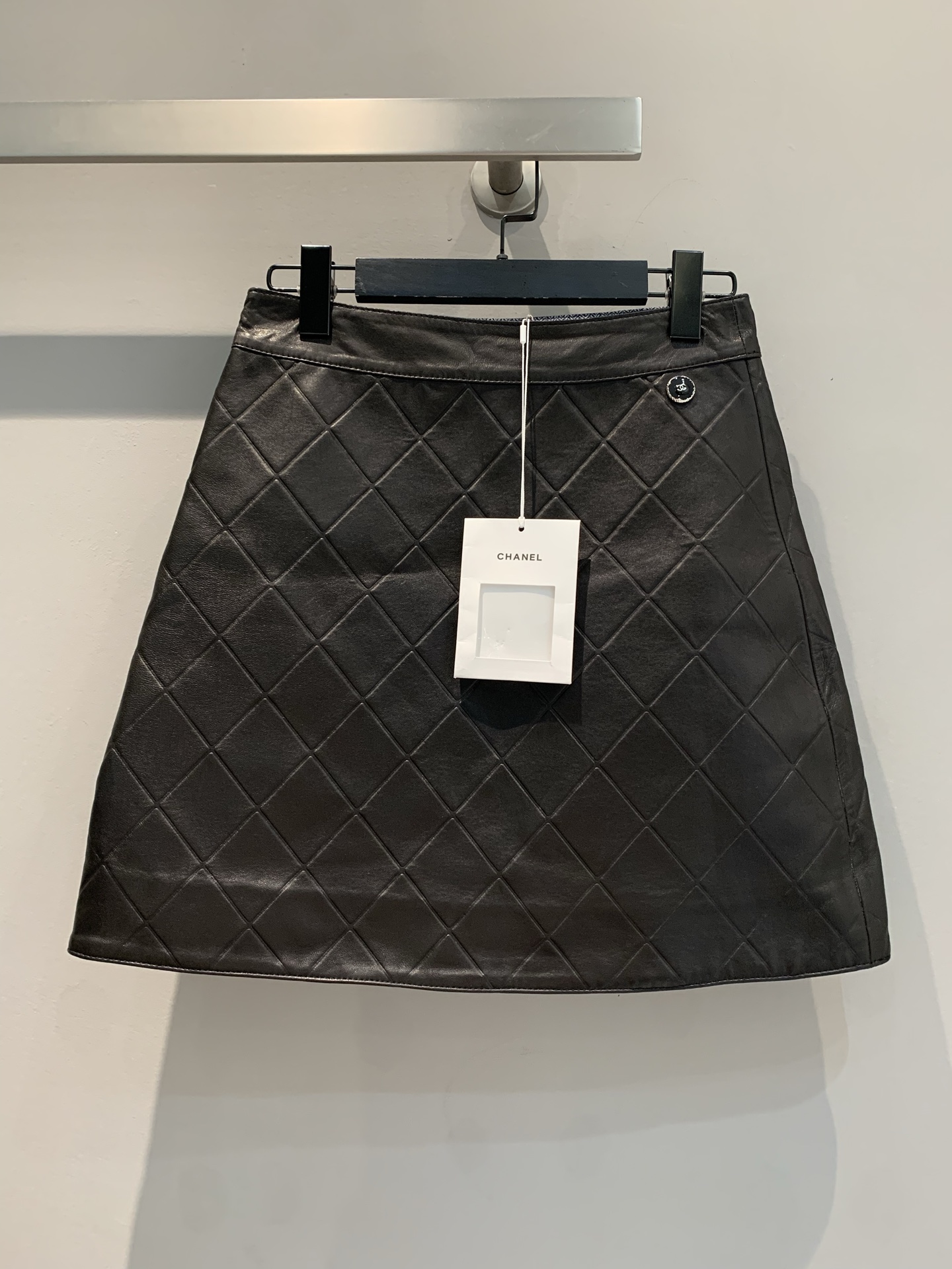 NO:323153,New model is shipped, original development C home 2025 early spring new plaid lambskin skirt. It uses imported lambskin fabric, soft and skin-friendly, with good breathability, excellent texture, the iconic diamond plaid is matched with cool leather, instantly enhancing the aura. Every cut shows the brand's ingenuity and easily interprets the fashion attitude. It is an indispensable fashion item in the wardrobe. Number of 36 38 40, chanel, skirts, sheepskin, alexander wang19860909新款出货啦 原版开发 C家2025早春新款格纹小羊皮半裙.采用进口小羊皮面料 柔软亲肤 透气性佳,质感上乘,标志性菱格纹搭配酷帅皮革,瞬间提升气场.每一处剪裁都彰显品牌匠心,轻松演绎时尚态度,是衣橱中不可或缺的时尚单品 .码数36 38 40,,chanel,skirts,sheepskin,alexander wang,Women's clothing