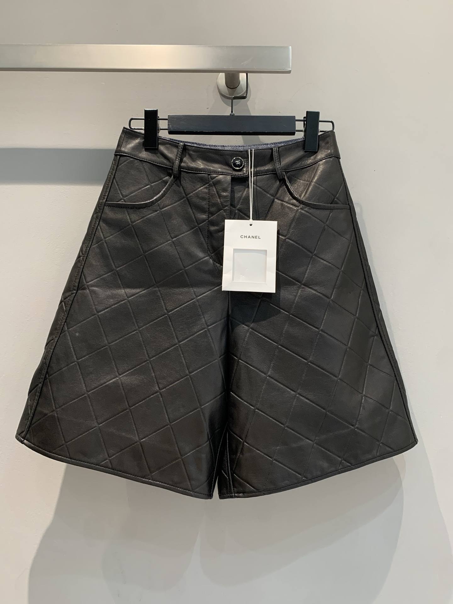 NO:323159,New models are shipped, original development C home 2025 early spring new plaid lambskin mid-pants. It uses imported lambskin fabric, soft and skin-friendly, with good breathability and excellent texture. The iconic diamond plaid is matched with cool leather, which instantly enhances the aura. Each cut shows the brand's ingenuity and easily interprets the fashion attitude. It is an indispensable fashion item in the wardrobe. Number of 36 38 40, chanel, sheepskin, alexander wang19860909新款出货啦 原版开发 C家2025早春新款格纹小羊皮中裤.采用进口小羊皮面料 柔软亲肤 透气性佳,质感上乘,标志性菱格纹搭配酷帅皮革,瞬间提升气场.每一处剪裁都彰显品牌匠心,轻松演绎时尚态度,是衣橱中不可或缺的时尚单品 .码数36 38 40,,chanel,sheepskin,alexander wang,Women's clothing