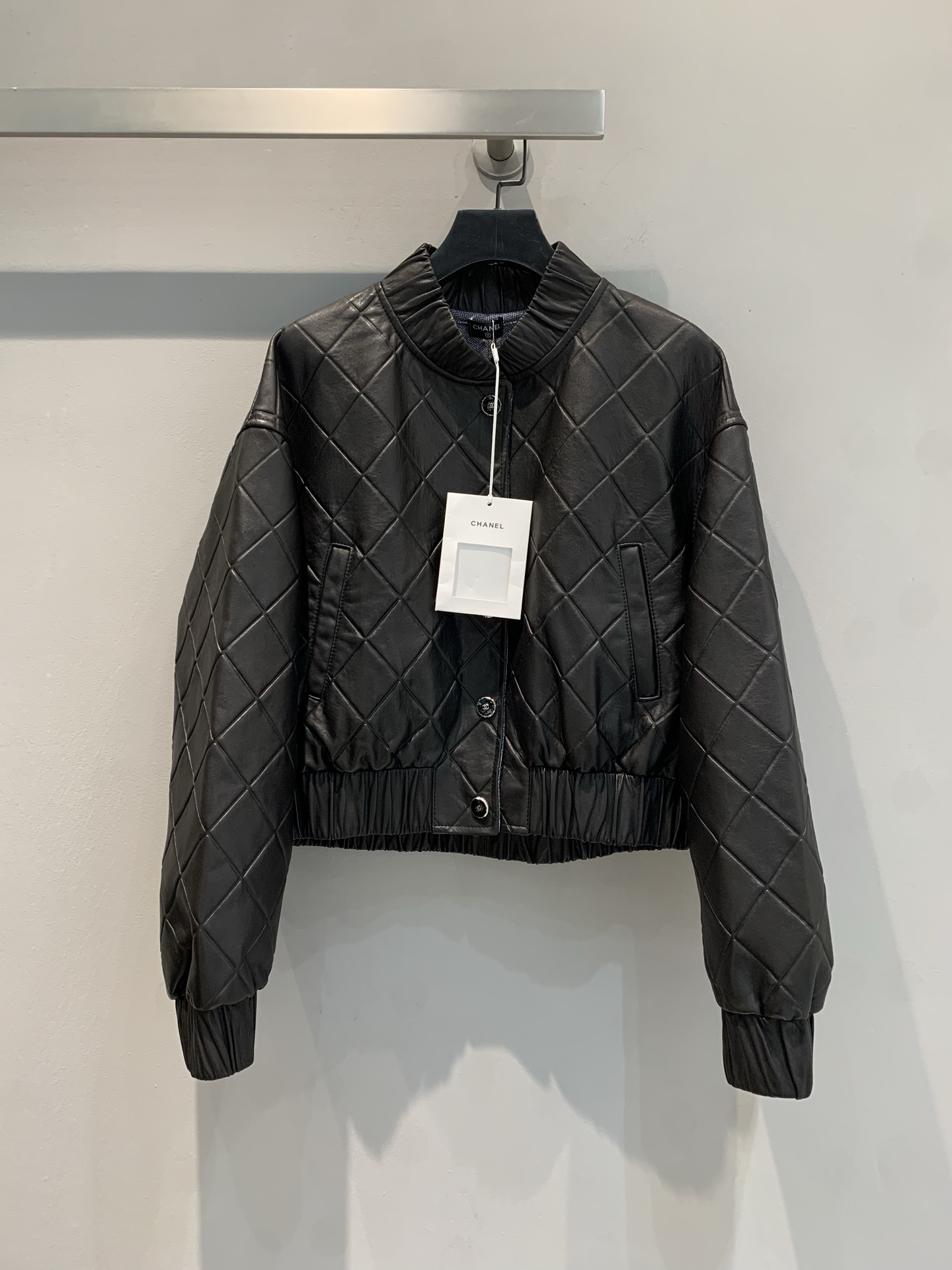 NO:323156,New model shipped M Original development C home 2025 early spring new stand-up collar plaid lambskin jacket. Selected imported lambskin fabric, soft and skin-friendly, and has good breathability. Stand-up baseball jacket style is versatile and not picky, handsome motorcycle style is fashionable and fashionable girl. A and cool style is not picky about people, and the perfect style is huge and slim on the upper body. Number of sizes 36 38 40,,chanel, jackets & coats, jackets & coats, sheepskin, alexander wang19860909新款出货啦M 原版开发 C家2025早春新款立领格纹小羊皮外套.甄选进口小羊皮面料,柔软亲肤 透气性佳.立领棒球夹克版型百搭不挑人,帅气机车风气质时髦少女.任意搭配 又A又飒的甜酷风版型不挑人时髦又高级的调调 完美版型上身巨显瘦.码数 36 38 40,,chanel,jackets & coats,jackets & coats,sheepskin,alexander wang,Women's clothing