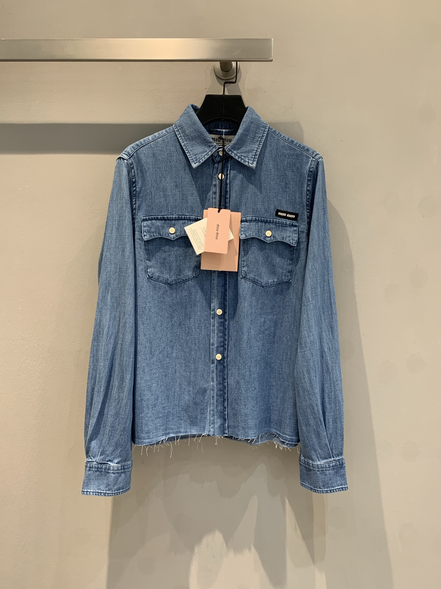 NO:324883,New model is shipped. Original development. Miumi*2025 early spring new black-label pocket denim shirt, twill cotton denim fabric is breathable and soft and skin-friendly. Multiple enzyme washing process creates a natural color rub with dark blue retro base. Lapel long-sleeved denim shirt shape echoes the evergreen flip pocket. Retro and fashionable. Letter logo embellishes one-sided pockets. Rich details are sweet. Show brand background. Increase styling. Easy to highlight fashionable and fashionable style. Pair with skirts and trousers at will. All the styles can be coordinated and advanced. S M L,,miumiu, skirts, shirts, alexander wang19860909新款出货啦 原版开发 Miumi*2025早春新款黑标口袋牛仔衬衫,斜纹棉牛仔面料透气性佳柔软亲肤.多重酵素水洗工艺处理 打造深蓝复古为底的自然擦色感 翻领长袖牛仔衬衫造型 与常青翻盖口袋呼应 复古又时尚 字母徽标点缀单侧口袋之上 丰富细节不失甜美 彰显品牌底蕴 增加造型感 轻松突出时髦洋气格调 随意搭配裙装裤装 都能显得风格协调高级.码数S M L,,miumiu,skirts,shirts,alexander wang,Women's clothing