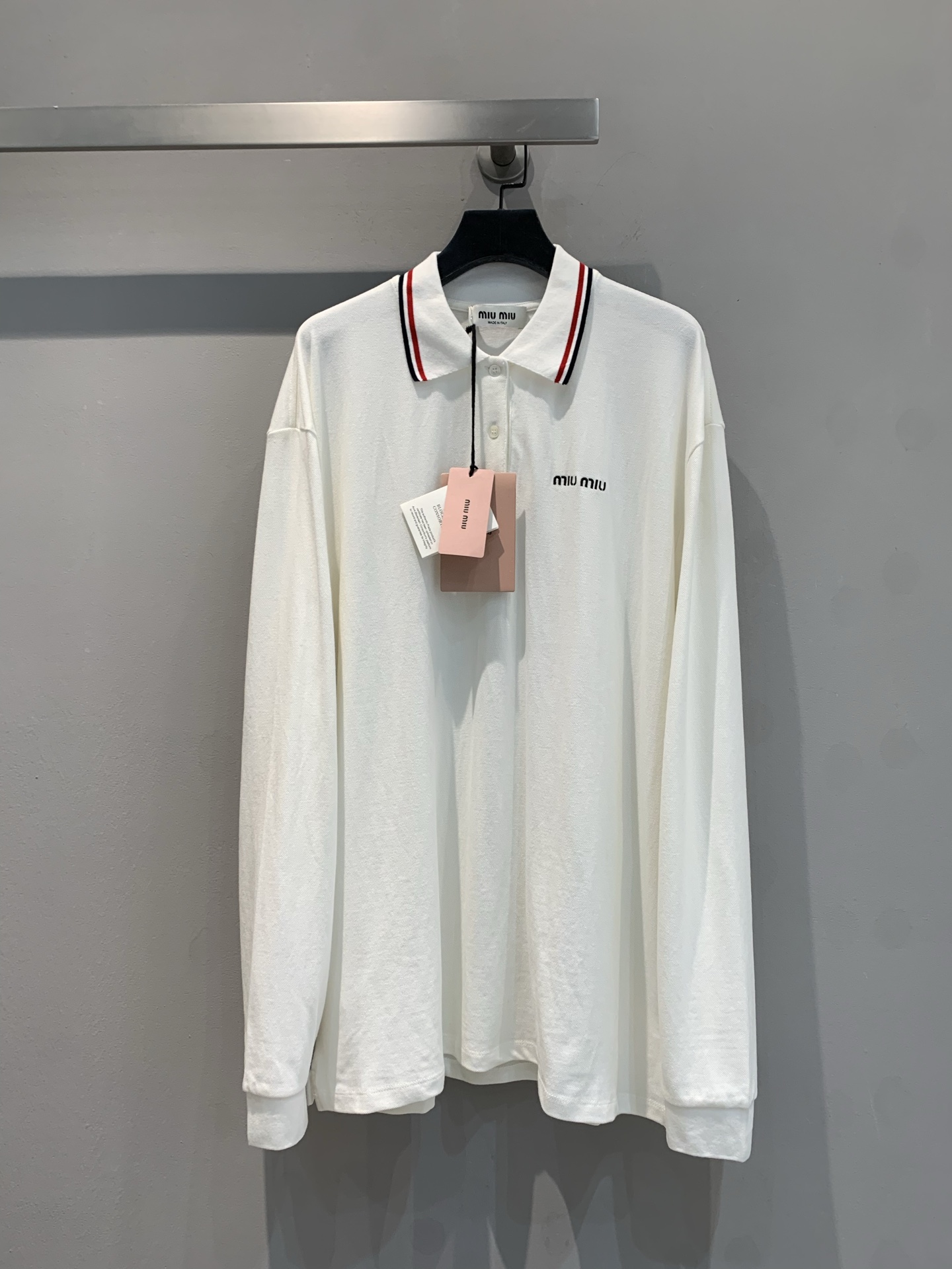 NO:324879,New model is shipped, original development Miumi*2025 early spring new lapel loose long-sleeved T-shirt. It uses 100% pure cotton material to position embroidered letters. It is fashionable in intellectuals!  Overzise loose style, custom-made ribbed collar is fashionable and high-end, contrasting collar is fashionable and retro. The embroidered logo is low-key, showing unique taste. The single layering is outstanding, easily creating a sense of college atmosphere. S M L,,miumiu,tees, t-shirt, alexander wang19860909新款出货啦 原版开发 Miumi*2025早春新款翻领宽松长袖T恤.采用百分百纯棉材质定位刺绣字母.知识分子时髦风！overzise宽松版型,定制配色罗纹领时髦又高级,撞色衣领时髦又复古.刺绣logo低调点缀,彰显独特品味. 单穿叠搭都出彩,轻松打造学院氛围感.码数S M L,,miumiu,tees，t-shirt,alexander wang,Women's clothing