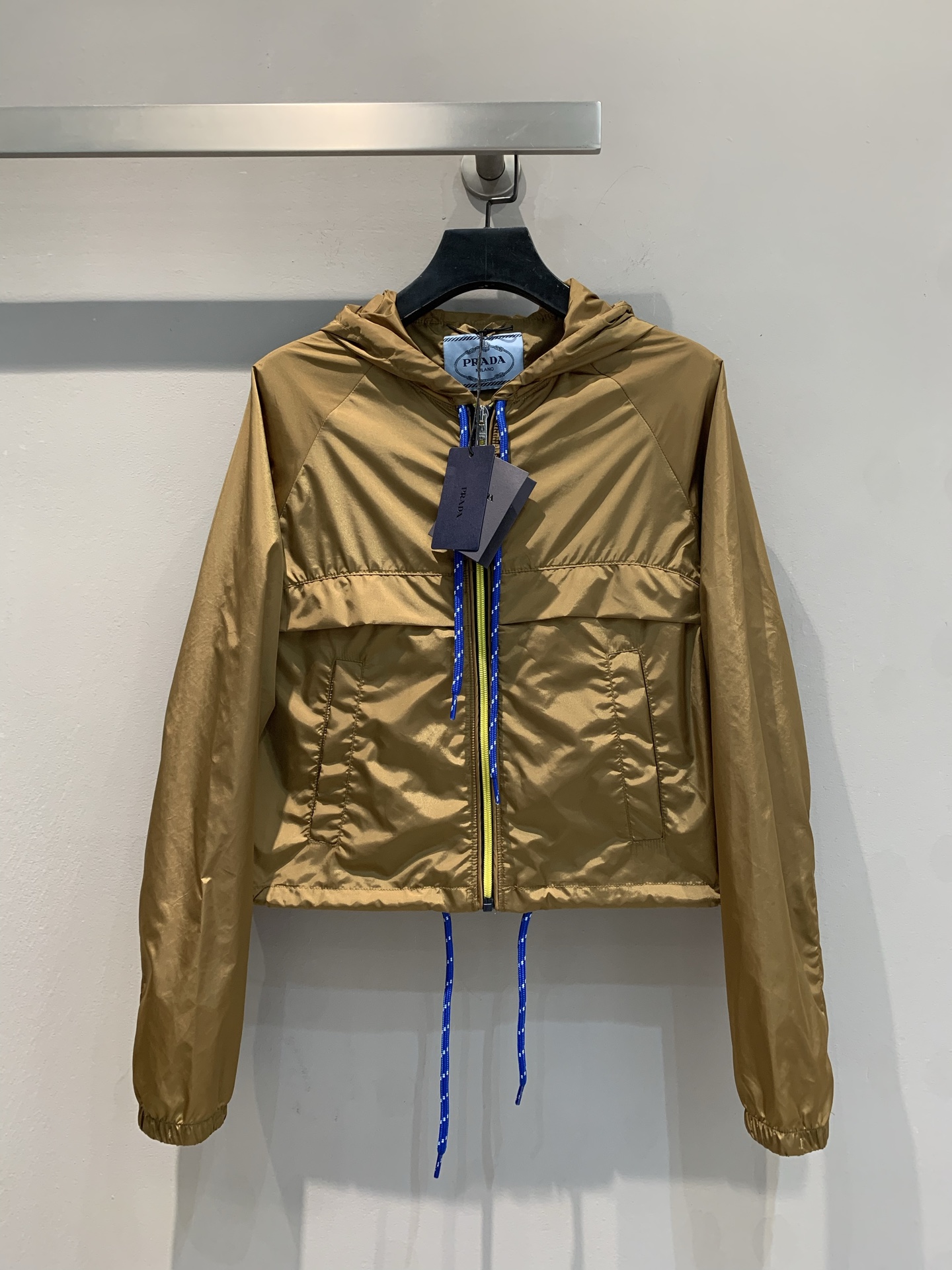 NO:324887,The new model shipped, original development Prad*2025 early spring new retro British style hooded jacket, customized fabric, excellent texture, short style, super proportion, small ones can easily control, creating a sense of long legs. The personalized drawstring design adds a bit of unruly to the overall look. Whether it is matched with jeans or sports pants, it can be matched with a unique style, and it is very suitable for daily going out or exercise. Size 36 38 40,,prada,jeans,hats,alexander wang19860909新款出货啦原版开发 Prad*2025早春新款复古英伦风连帽冲锋衣,定制面料 质感绝佳,短款版型超显比例,小个子也能轻松驾驭,打造大长腿既视感.个性的抽绳设计,为整体造型增添了几分不羁.不管是搭配牛仔裤还是运动裤,都能搭出独特风格,日常出街或者运动健身都很合适.码数36 38 40,,prada,jeans,hats,alexander wang,Women's clothing