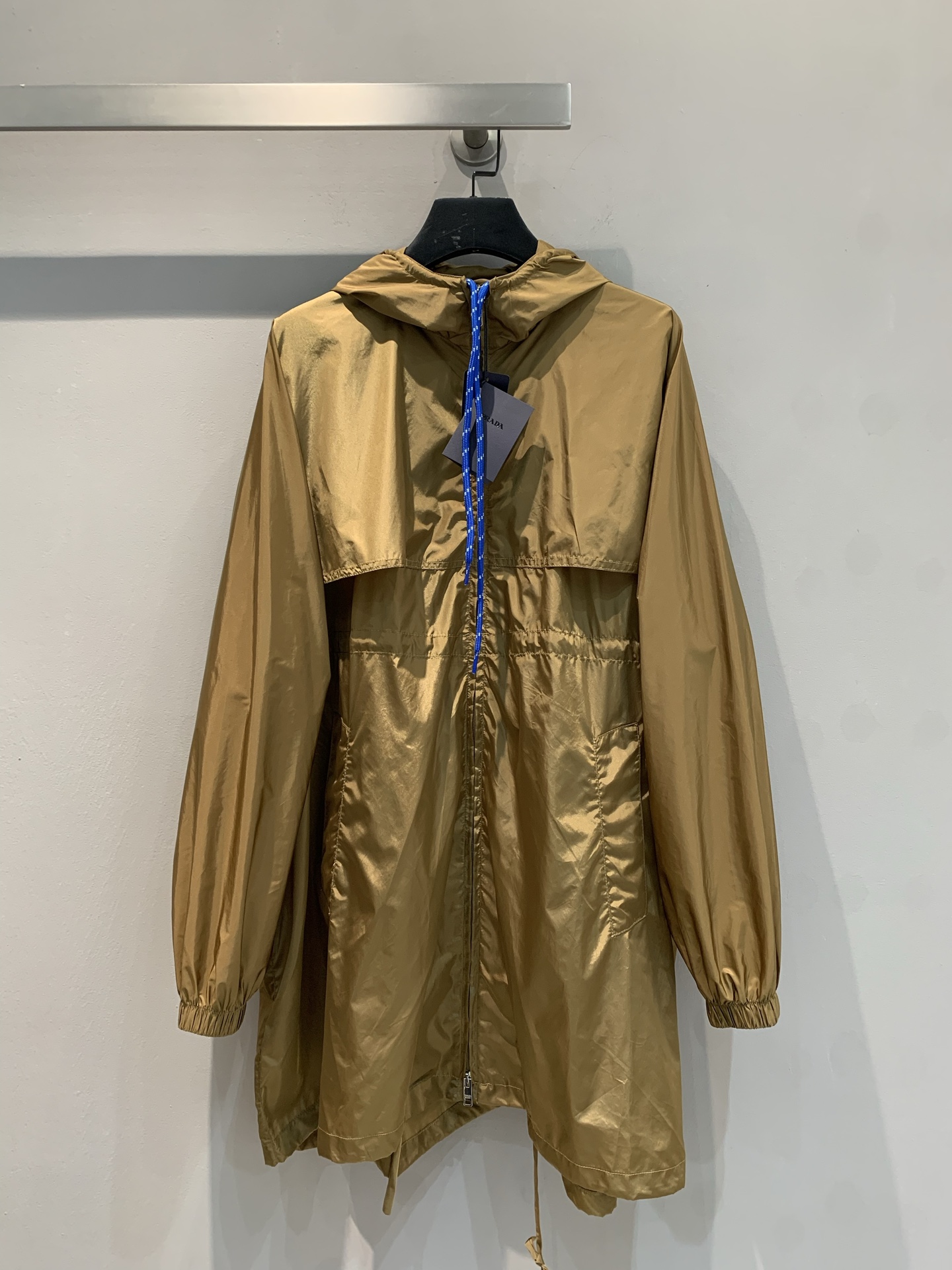 NO:324891,The new model is shipped. Original development. Prad*2025 early spring new lightweight recycled nylon windbreaker. It uses Re-Nylon recycled nylon thin fabric, with delicate and smooth texture, loose oversize style, which is more in line with the trend. It is comfortable and generous, showing a casual and free fashion attitude, adding layering and beautiful, and the drawstring design can be adjusted at will. Whether it is daily going out on the street or traveling, it can easily become the focus. Number 36 38 40,,prada,versace,alexander wang19860909新款出货啦 原版开发 Prad*2025早春新款轻质再生尼龙风衣.采用Re-Nylon再生尼龙轻薄面料,质地细腻柔滑,宽松oversize版型,更加贴合流行趋势,穿着舒适大方,展现随性自由的时尚态度,增添层次感又美观,抽绳设计可随心调节.无论是日常出街还是旅行漫步,都能让你轻松成为焦点 .码数36 38 40,,prada,versace,alexander wang,Women's clothing