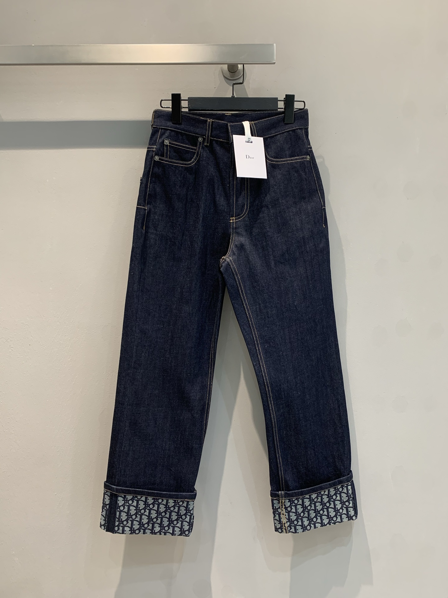 NO:324874,The new model shipped, original development CD2025 early spring new old-fashioned curly jeans combine fashion and classic style. They are carefully crafted from native jeans, highlighting the curly trousers legs, and the interior is decorated with Oblique prints. (not the whole print) The front and back are decorated with multiple pockets. The cut is simple and elegant, the lines are smooth, and the lines are firm and stylish. It has its own aura when placed there. Number of codes 36 38 40,,jeans,alexander wang19860909新款出货啦原版开发 CD2025早春新款老花卷边牛仔裤 兼具时尚气质与经典风格.采用原生牛仔精心制作 突显卷边裤脚,内部饰以Oblique 印花.（不是整幅印花）正面和背面饰以多个口袋 剪裁简约大方,线条流畅 硬挺有型 随便摆在那里都是自带气场.码数36 38 40,,jeans,alexander wang,Women's clothing