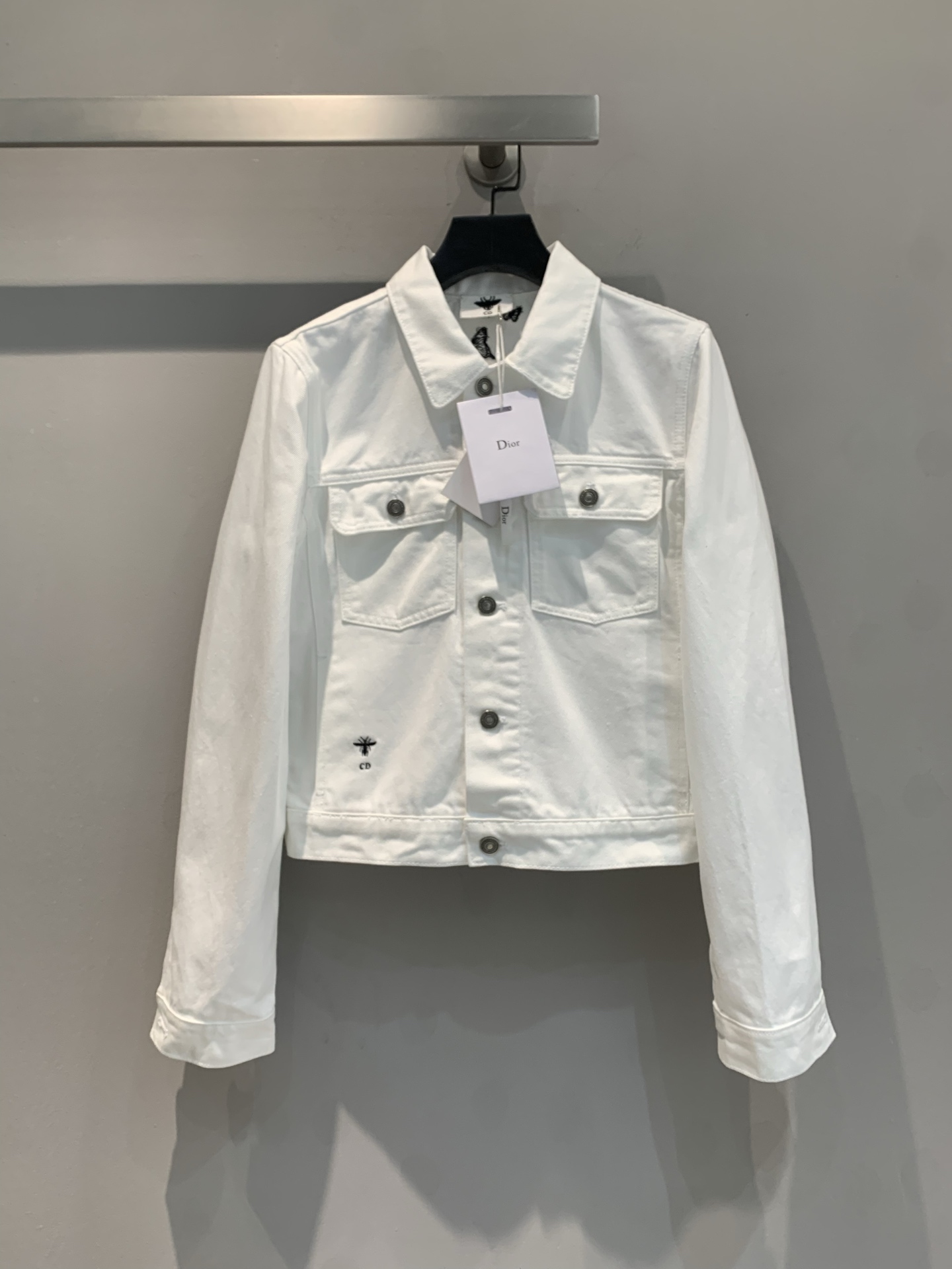 NO:323757,New model is shipped. Original development. CD2025 early spring new love embroidered denim jacket. Lapel collar design. Hem bee embroidery pattern embellishment. Back three-dimensional butterfly embroidery   love floral print. Exquisite and fashionable and high-end. Pure cotton denim fabric. Hard and stylish. Slim fit style. The upper body looks slim and temperament. Customized version logo buttons. Number of codes 36 38 40,,jackets & coats,alexander wang.19860909新款出货啦 原版开发 CD2025早春新款爱心刺绣牛仔外套.翻领领口设计 下摆蜜蜂刺绣图案点缀 后背立体蝴蝶刺绣 爱心花卉印花 精致时髦高级 纯棉牛仔布面料 硬挺有型 修身版型 上身显瘦又气质 定制对版logo纽扣.码数36 38 40,,jackets & coats,alexander wang,Women's clothing