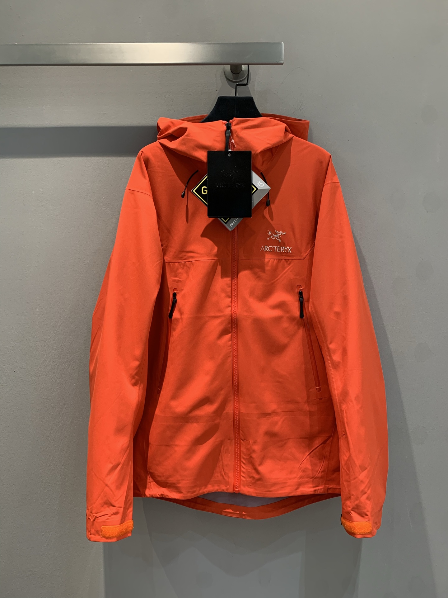 NO:324315,The new model is shipped LT ARC’TERYX Arborist Bird # Purchase Level!  Embroidered jacket is a must-have jacket for business and casual outdoors. The outer layer is made of GORE-TXE fabric and is deeply waterproof!  Super windproof and waterproof ~ 5000  breathable 10000. The outdoor warmth performance is more stable!  The whole body seamless glue pressing process, the process order is very rigorous!  Each piece of hand-made work is positioned one by one, pressed on the machine, ironed on the machine, pressed on the machine again, and then re-pressed on the machine, and finally carried out high-temperature ironed on the appearance. Whether it is comfortable to wear or the layout effect, the top-level style design is simple, and a lot of effort has been put into craft fabrics~ The cuff design uses Velcro closed design original YKK zippers, and all pockets are closed. All carry items are stored safely. We must promote it with all our strength!  S-XXL, arc'teryx,jackets & coats,alexander wang19860909新款出货啦 LT ARC‘TERYX 始祖鸟#代购级别！刺绣冲锋衣 商务休闲户外必备冲锋衣外套,外层采用GORE-TXE面料,深层防水！超强防风防水～防水5000  透气10000.户外野外保暖性能更稳定！全身无缝压胶工艺,工艺次序的非常严谨！手工每件逐一定位,上机压合,大烫平整,再次上机复压,最后再进行高温大烫修型外观,无论是穿着舒适 还是版型效果 都是顶级款式设计简约,在工艺面料上下了大功夫~袖口设计采用魔术贴闭合设计原厂YKK拉链,口袋全部采用拉链闭合,携带物品安全存放,必须全力主推！码数S-XXL,arc'teryx,jackets & coats,alexander wang,Women's clothing