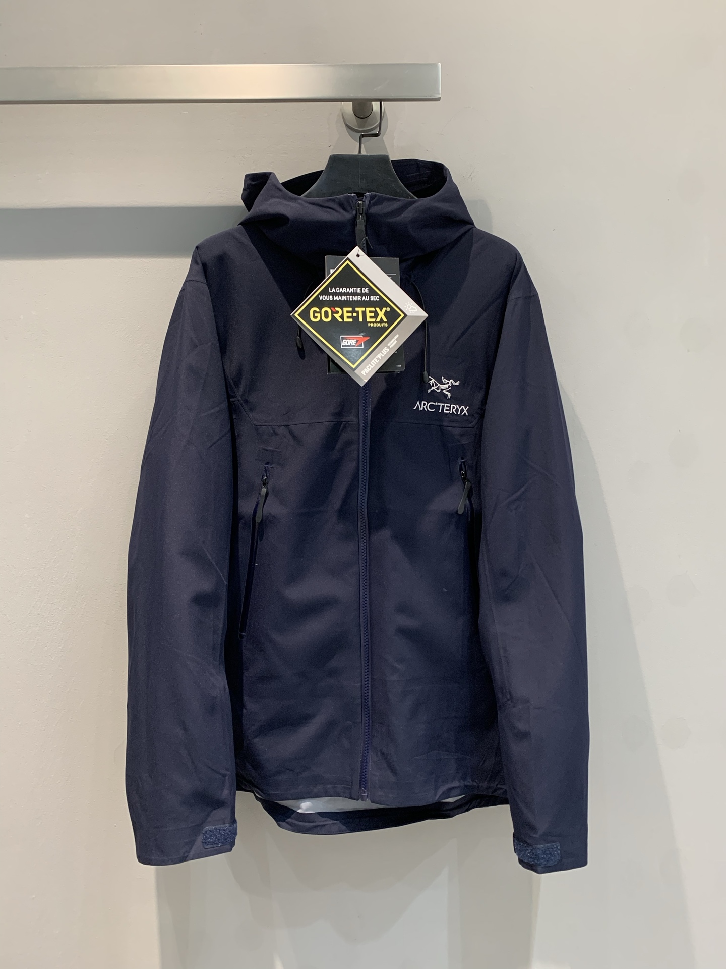 NO:324309,New models are shipped LT ARC’TERYX Arborist Bird # Purchase Level!  Embroidered jacket is a must-have jacket for business and casual outdoors. The outer layer is made of GORE-TXE fabric and is deeply waterproof!  Super windproof and waterproof ~ 5000  breathable 10000. The outdoor warmth performance is more stable!  The whole body seamless glue pressing process, the process order is very rigorous!  Each piece of hand-made work is positioned one by one, pressed on the machine, ironed on the machine, pressed on the machine again, and then re-pressed on the machine, and finally carried out high-temperature ironed on the appearance. Whether it is comfortable to wear or the layout effect, the top-level style design is simple, and a lot of effort has been put into craft fabrics~ The cuff design uses Velcro closed design original YKK zippers, and all pockets are closed. All carry items are stored safely. We must promote it with all our strength!  S-XXL, arc'teryx,jackets & coats,alexander wang19860909新款出货啦LT ARC‘TERYX 始祖鸟#代购级别！刺绣冲锋衣 商务休闲户外必备冲锋衣外套,外层采用GORE-TXE面料,深层防水！超强防风防水～防水5000  透气10000.户外野外保暖性能更稳定！全身无缝压胶工艺,工艺次序的非常严谨！手工每件逐一定位,上机压合,大烫平整,再次上机复压,最后再进行高温大烫修型外观,无论是穿着舒适 还是版型效果 都是顶级款式设计简约,在工艺面料上下了大功夫~袖口设计采用魔术贴闭合设计原厂YKK拉链,口袋全部采用拉链闭合,携带物品安全存放,必须全力主推！码数S-XXL,arc'teryx,jackets & coats,alexander wang,Women's clothing