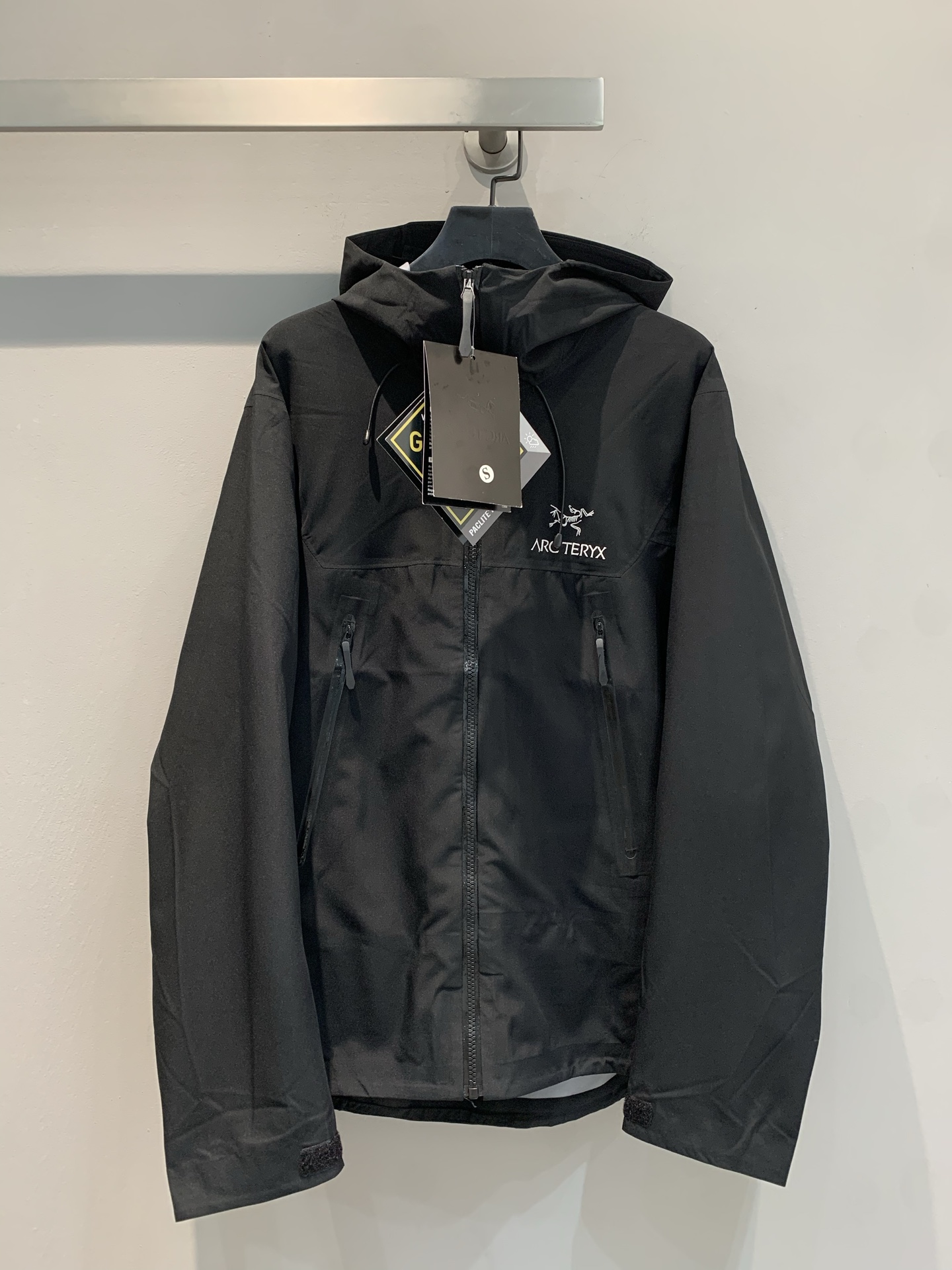 NO:324303,New models are shipped LT ARC’TERYX Arborist Bird # Purchase Level!  Embroidered jacket is a must-have jacket for business and casual outdoors. The outer layer is made of GORE-TXE fabric and is deeply waterproof!  Super windproof and waterproof ~ 5000  breathable 10000. The outdoor warmth performance is more stable!  The whole body seamless glue pressing process, the process order is very rigorous!  Each piece of hand-made work is positioned one by one, pressed on the machine, ironed on the machine, pressed on the machine again, and then re-pressed on the machine, and finally carried out high-temperature large-scale repairs. Whether it is comfortable to wear or the layout effect, the top-level style design is simple, and a lot of effort has been put into craft fabrics~ The cuff design uses Velcro closed design original YKK zippers, and all pockets are closed. All carry items are stored safely. We must promote it with all our strength!  S-XXL, arc'teryx,jackets & coats,alexander wang19860909新款出货啦LT ARC‘TERYX 始祖鸟#代购级别！刺绣冲锋衣 商务休闲户外必备冲锋衣外套,外层采用GORE-TXE面料,深层防水！超强防风防水～防水5000  透气10000.户外野外保暖性能更稳定！全身无缝压胶工艺,工艺次序的非常严谨！手工每件逐一定位,上机压合,大烫平整,再次上机复压,最后再进行高温大烫修型外观,无论是穿着舒适 还是版型效果 都是顶级款式设计简约,在工艺面料上下了大功夫~袖口设计采用魔术贴闭合设计原厂YKK拉链,口袋全部采用拉链闭合,携带物品安全存放,必须全力主推！码数S-XXL,arc'teryx,jackets & coats,alexander wang,Women's clothing