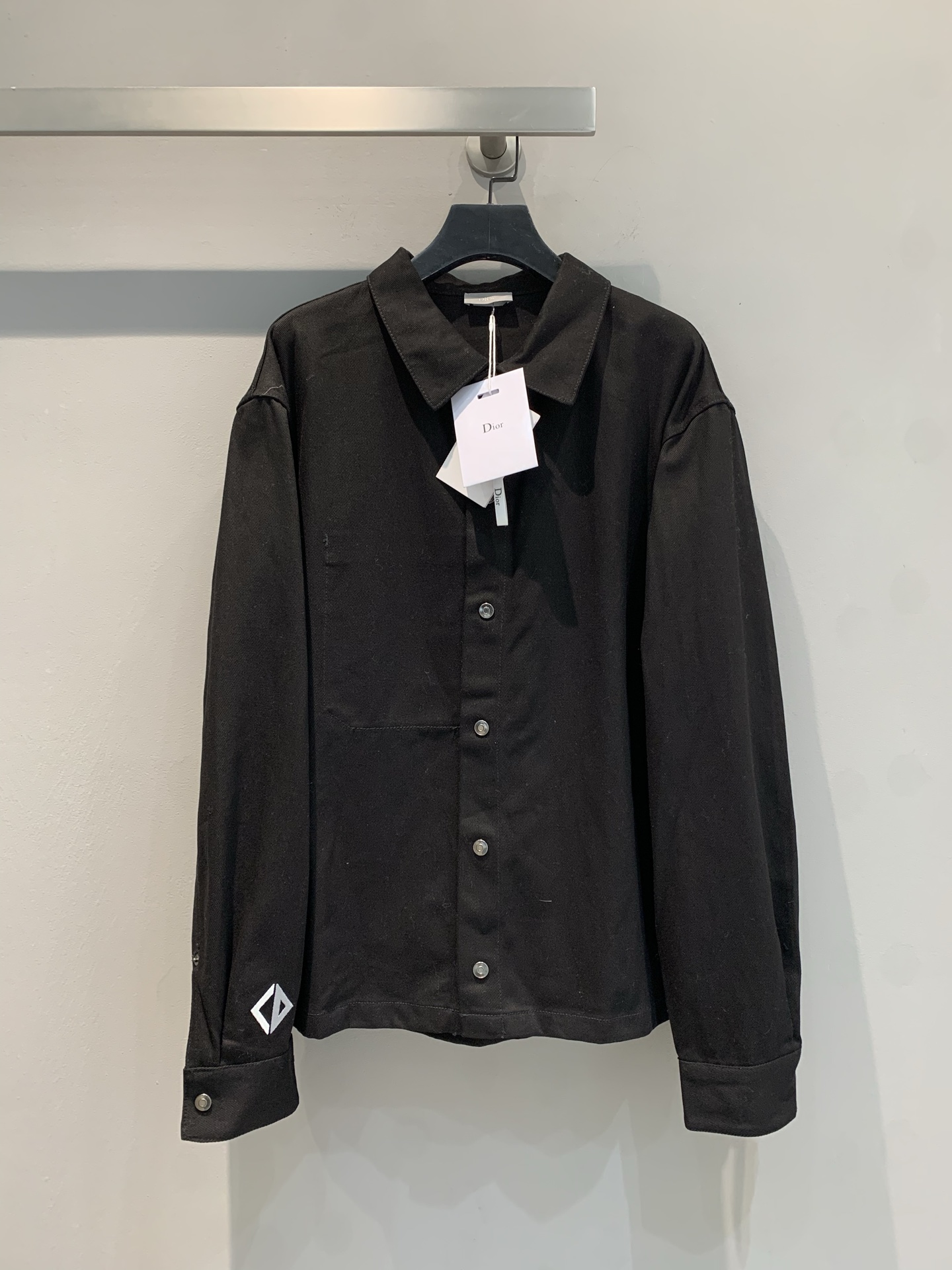 NO:324895,Special offer (small amount of M) CD new workwear denim jacket, classic black versatile and cool. Simple lapel with metal buttons, full texture. Loose style, comfortable and comfortable to wear. The cuffs are chic, geometric logo, low-key to highlight the brand style, can be salty or sweet, and can easily adapt to a variety of styles of wear. The same style as men and women, 36 38 40,,jackets & coats,alexander wang19860909特价（少量M）CD新款工装风牛仔外套,经典黑色百搭又酷帅.简约翻领搭配金属纽扣,质感满满.宽松版型,穿着自在舒适.袖口别致几何标志,低调彰显品牌格调,可盐可甜,轻松适配多种穿搭风格.男女同款 码数36 38 40,,jackets & coats,alexander wang,Women's clothing