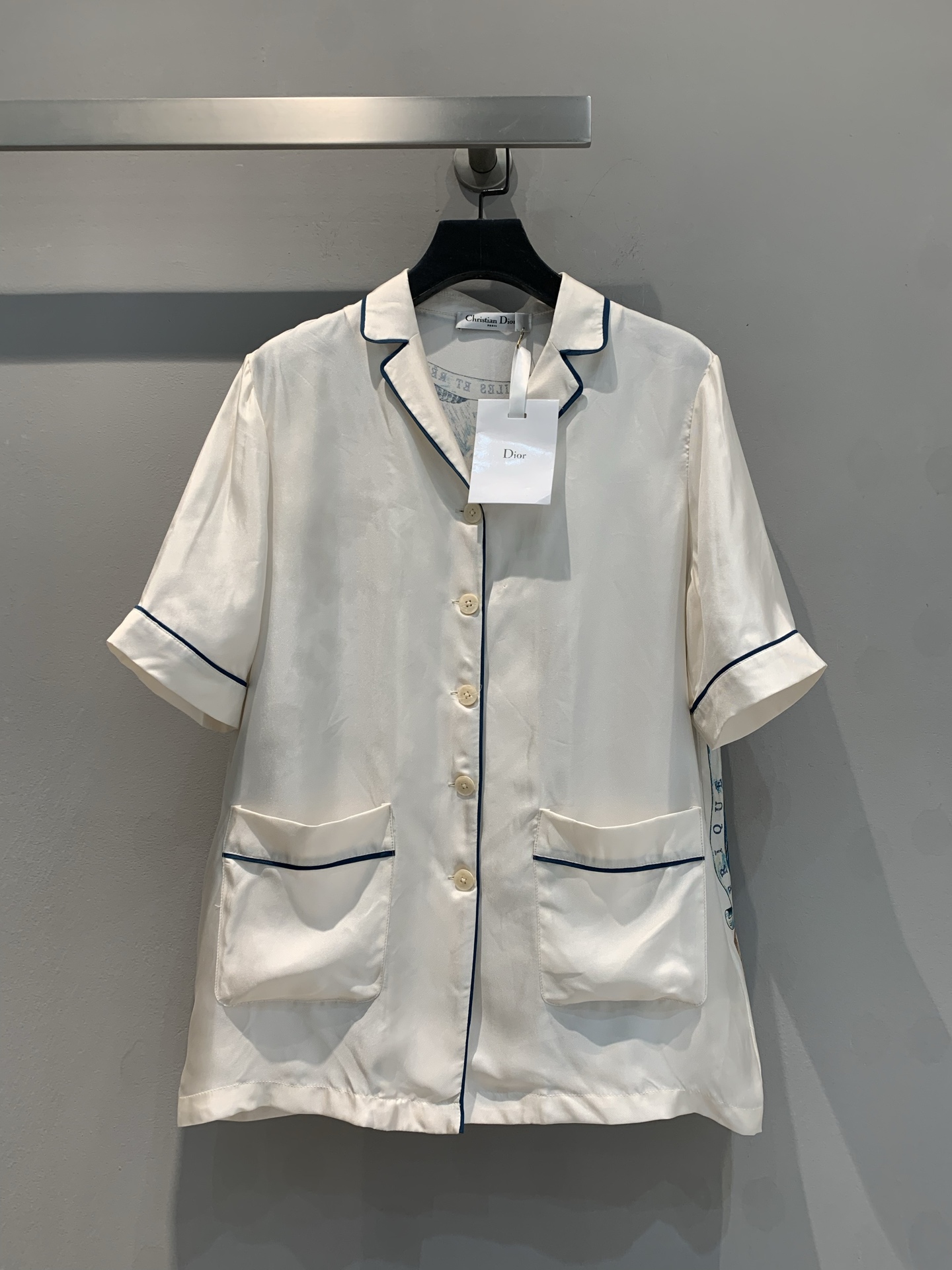 NO:324901,Special offer (a small amount of ML) CD new silk-print short-sleeved shirt, selected with high-quality silk fabrics, silky touch, comfortable and skin-friendly. Simple white background with large nautical theme prints on the back, compass, ships and plant elements intertwined, full of artistic and storytelling. Retro contrasting color piping design, the details show the luxurious style, and easily interpret the unique fashion taste. Number of codes 36 38 40,,T-shirt,real silk,alexander wang19860909特价（少量ML） CD新款真丝印花短袖衬衣,甄选上乘真丝面料,触感丝滑,穿着舒适亲肤.简洁的白色底色搭配背面大幅航海主题印花,罗盘、船只、植物元素交织,充满艺术感与故事性 .复古撞色滚边设计,细节处尽显奢华格调,轻松演绎独特时尚品味.码数36 38 40,,T-shirt,real silk,alexander wang,Women's clothing