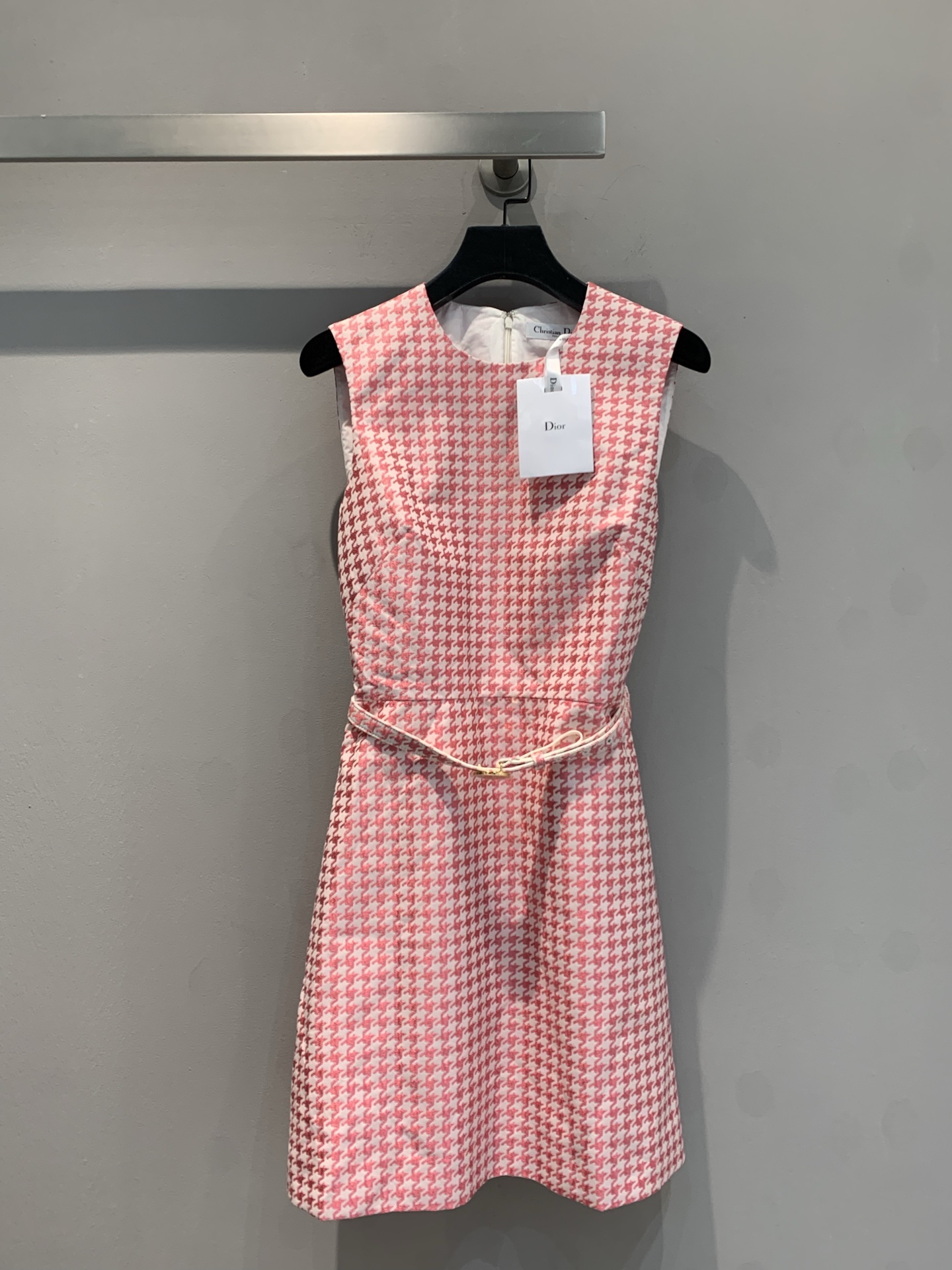 NO:324897,Special offer (small amount of S) CD new houndstooth silk wool dress, carefully crafted with smooth silk wool fabric, with delicate touch and skin-friendly. Pink and white houndstooth pattern is classic and playful, and the sleeveless round neck design is simple and elegant. The belt decoration cleverly outlines the body shape. When worn, it is elegant and sweet, showing the feminine charm. Number 36 38 40,,skirts,alexander wang19860909特价（少量S）CD新款千鸟格丝毛连衣裙,以柔滑丝毛面料精心打造,触感细腻亲肤.粉白千鸟格图案经典又俏皮,无袖圆领设计简约大方.腰带装饰,巧妙勾勒身形,穿上它,优雅与甜美兼备,尽显女性魅力 .码数36 38 40,,skirts,alexander wang,Women's clothing