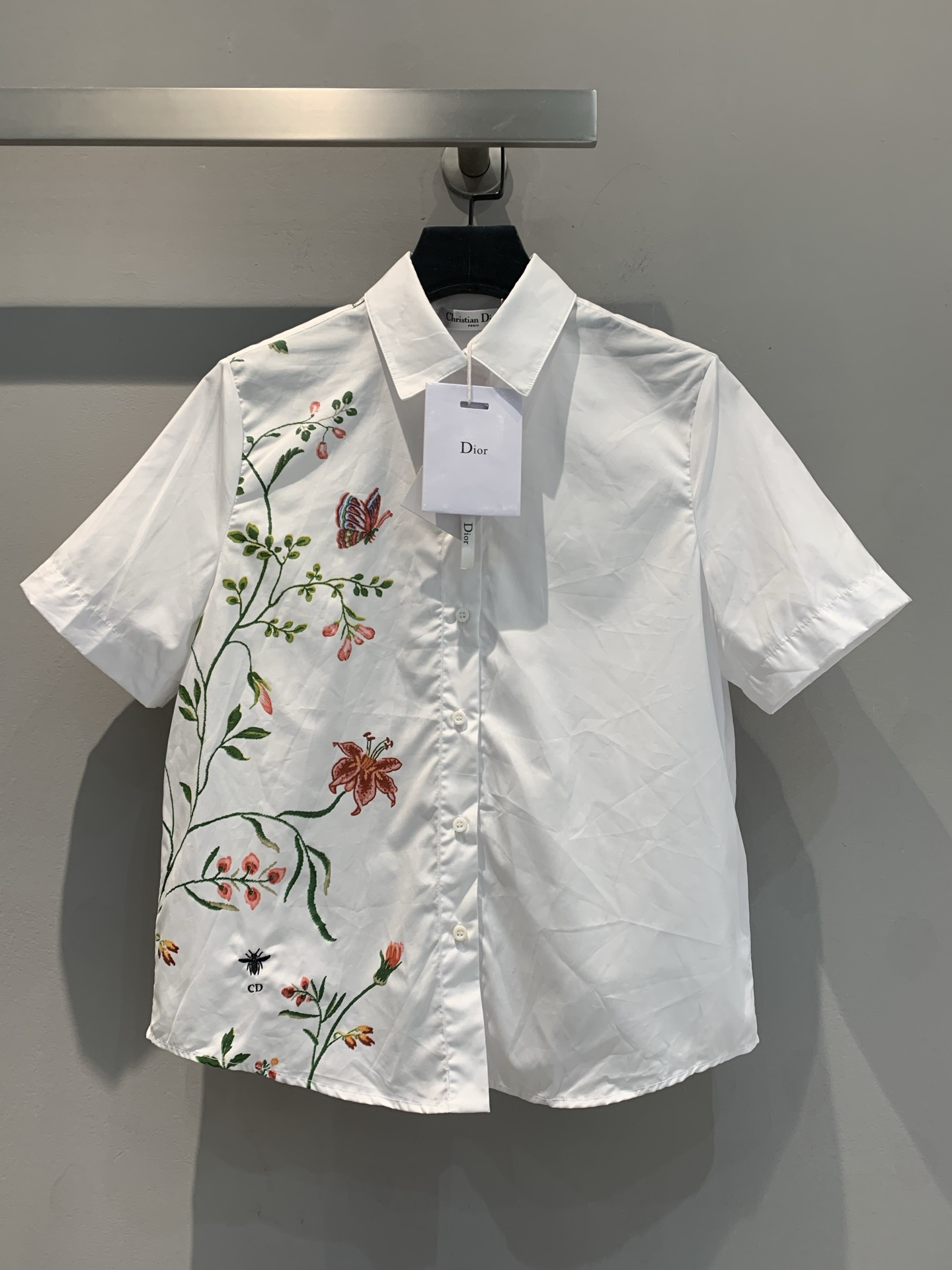 NO:324904,Special offer CD new floral short-sleeved shirt, simple background color encounters exquisite floral embroidery, agile butterflies and bees embellish, and the natural atmosphere comes to the face. The classic shirt style combines elegance and romance, easily enhances the dressing taste, and shows a unique fashion attitude. Number 36 38 40,,shirts,T-shirt,alexander wang19860909特价 CD新款花卉短袖衬衫,简约底色邂逅精美花卉刺绣,灵动蝴蝶与蜜蜂点缀其间,自然气息扑面而来.经典衬衫版型,将优雅与浪漫融合,轻松提升穿搭品味,展现独特时尚态度 .码数36 38 40,,shirts,T-shirt,alexander wang,Women's clothing