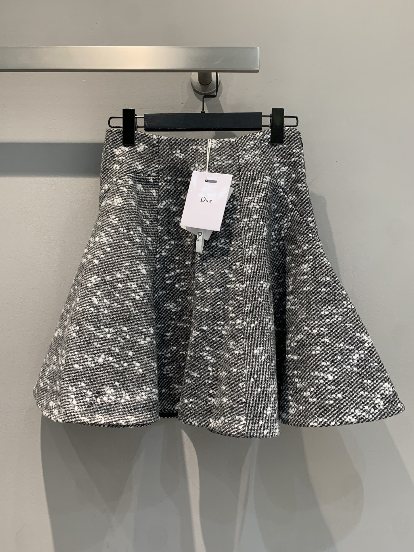 NO:324922,Special offer (small amount of S) CD new wool skirt. It is made of classic black and white tweed, with irregular texture full of texture. The hem is elegant and trumped, smart and elegant. It is simple and yet high-end style, and it is easy to adapt to various styles of tops, adding fashionable charm to the shape. SML, skirts, alexander wang19860909特价（少量S） CD新款羊毛半裙.以经典黑白粗花呢打造,不规则纹理充满质感.裙摆呈优雅的喇叭状,灵动飘逸.简约中不失高级格调,轻松适配多种风格上衣,为造型增添时尚魅力 .码数SML,,skirts,alexander wang,Women's clothing