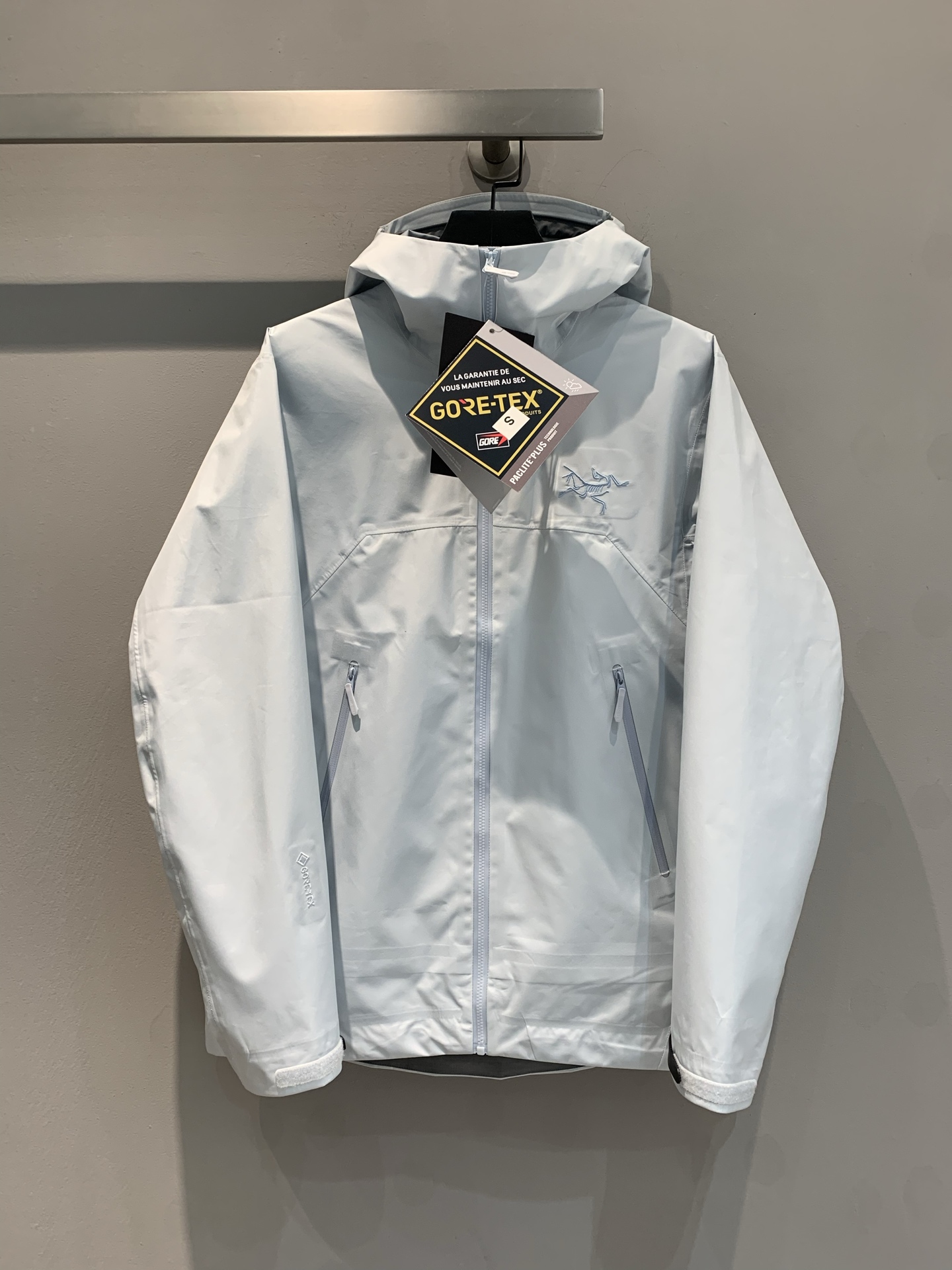 NO:323760,New models are shipped (OEM quality) -Arc’teryx Beta GORE-TEX Jacket outdoor waterproof hard shell jacket. Seamless glue pressing on the whole body!  Special craftsmanship!  Machine wash!  Super high quality, not a market currency version!  Custom made of complete set of auxiliary materials and hardware!  The original version is consistent!  It is very balanced in waterproof, breathable and wear-resistant, and has a wide range of uses!  Original purchase custom-made and dyed n40D10D Kitte imported breathable membrane. Upgraded C-KNIT silent lining (reduces friction sound) adds zippered internal pocket. This jacket is designed with simple and universal, providing the performance required for outdoor mountaineering environments. It uses bluesign@ certified N40P 3LGORE-TEX fabric with warp knitted backing, which is light and wear-resistant, suitable for wearing for many occasions. The helmet is compatible with StormHood hoods and is well protected without affecting sight. The hand pocket is equipped with WaterTight zipper for easy pick-up and placement, and the splicing design allows for free movement. Multi-purpose clothing is suitable for a variety of activities and environments. It has a lightweight and high-performance simple design, light and wear-resistant. Waterproof, windproof and breathable fabrics can provide multi-faceted protection.  Adjustable Velcro cuff Velcro label, compatible with Zip-in, Beta Jacket chest embroidery bird mark, more stylish, and upgraded on the basis of the original BETALT. The hat has been added brand embroidery, the finishing touch. The same model for men and women. S-XXL, arc'teryx, jackets & coats,hats,alexander wang19860909新款出货啦（代工品质） -Arc’teryx始祖鸟Beta GORE-TEX Jacket户外防水硬壳冲锋衣.全身无缝压胶！特殊工艺！机洗！ 超高品质、绝非市场通货版本！ 全套辅料五金开模定做！原版一致！ 防水、透气、耐磨各方面非常均衡,用途广泛！原版购入定做定染 n40D10D克特进口透气膜. 升级C-KNIT静音内衬(降低摩擦声音) 增加了拉链内部口袋. 这款冲锋衣夹克设计简洁而通用,可提供户外登山环境所需的性能.采用bluesign@认证的采用带经编背衬N40P 3LGORE-TEX面料,轻薄而耐磨,适合多场合穿着. 头盔兼容StormHood兜帽防护良好且不影响视线,插手口袋设有WaterTight拉链,便于取放物品,拼接设计使活动自如. 多用途服装适用于多种活动和环境,轻量 高性能的简约设计,轻量而耐磨. 防水、防风、透气面料可提供多面防护. 可调节Velcro袖口魔术贴标签,兼容Zip-in,Beta Jacket胸前刺绣鸟标加大,更显示气派,在原BETALT基础上又升级了 帽子增加品牌刺绣,点睛之笔. 男女同款 码数S-XXL,arc'teryx,jackets & coats,hats,alexander wang,Women's clothing