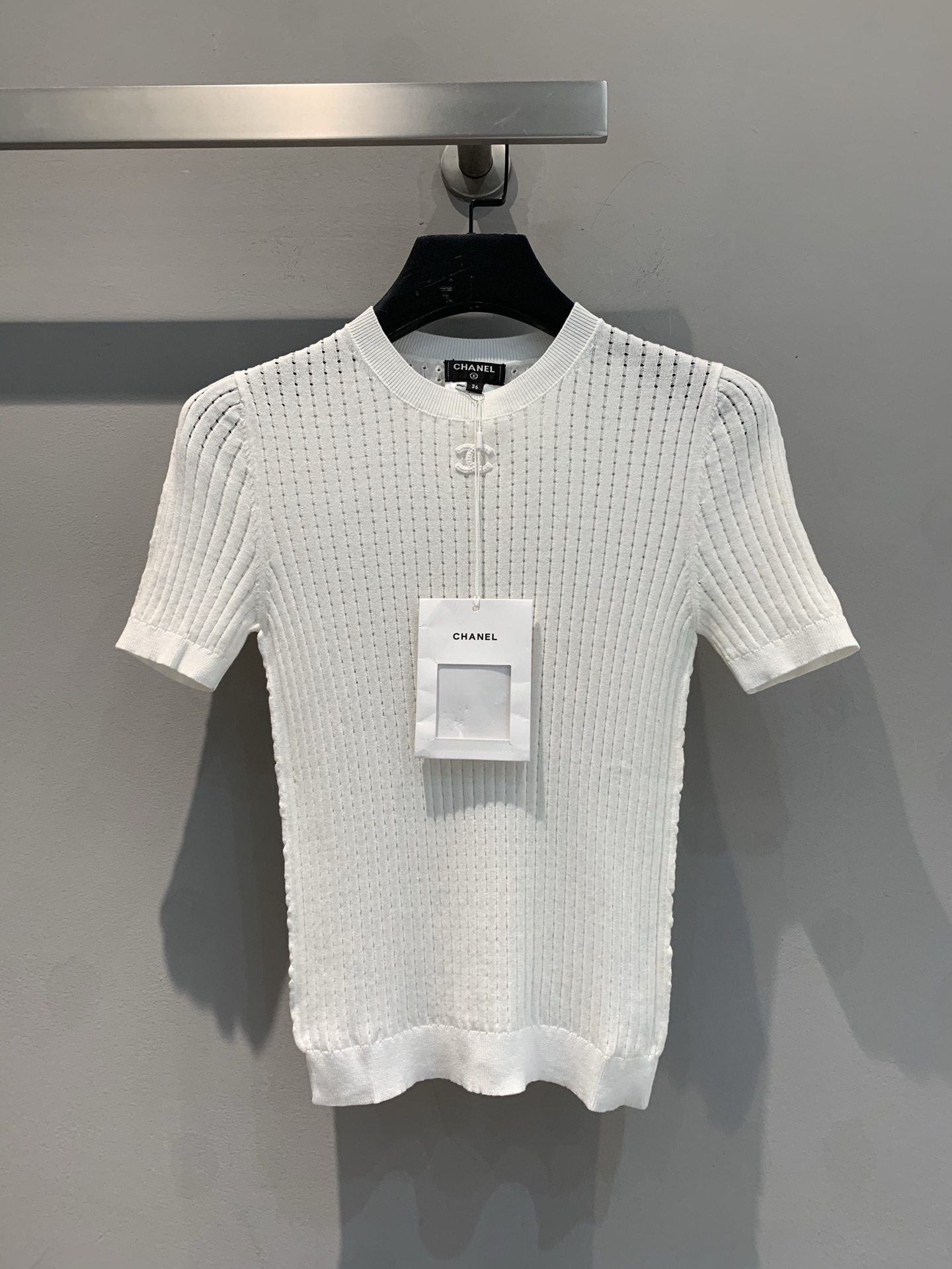 NO:324925,Special offer (a small amount of 36) C home embroidered logo short-sleeved sweater, simple round neck design, showing elegant temperament. The exquisite vertical striped texture is matched with the classic double C logo, revealing luxury in a low-key manner. Breathable knitted fabric is comfortable and fashionable, and it is easy to create a French romantic style. Number of 36 38 40, chanel, T-shirt, alexander wang19860909特价（少量36）C家刺绣logo短袖针织衫,简约圆领设计,尽显优雅气质.精致的竖条纹纹理搭配经典双C标志,低调中透露奢华.透气的针织面料,舒适又时尚,轻松打造法式浪漫风格.码数36 38 40,,chanel,T-shirt,alexander wang,Women's clothing