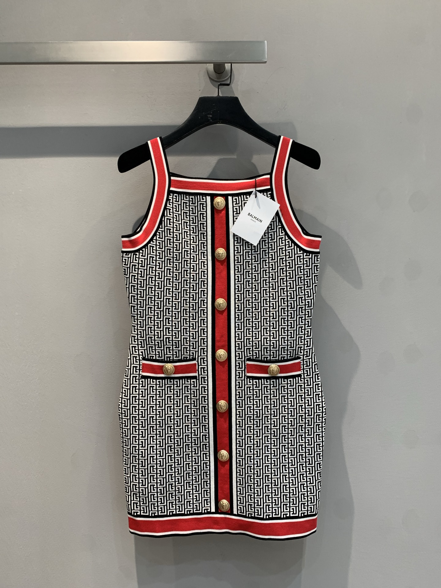 NO:324913,Special offer Balman sleeveless knitted dress, classic black and white interwoven geometric patterns, atmospheric and fashionable. Red edge decoration and gold button embellishments create a unique retro charm. The pocket design is practical and beautiful, and the upper body shows elegance and ability, which is an excellent choice to enhance the aura. SML, balmain, skirts, alexander wang19860909特价 巴尔曼无袖针织连衣裙,经典黑白交织几何图案,大气又时尚.红边装饰与金色纽扣点缀,碰撞出独特复古韵味 .口袋设计实用美观,上身尽显优雅干练,是提升气场的绝佳之选.码数SML,,balmain,skirts,alexander wang,Women's clothing