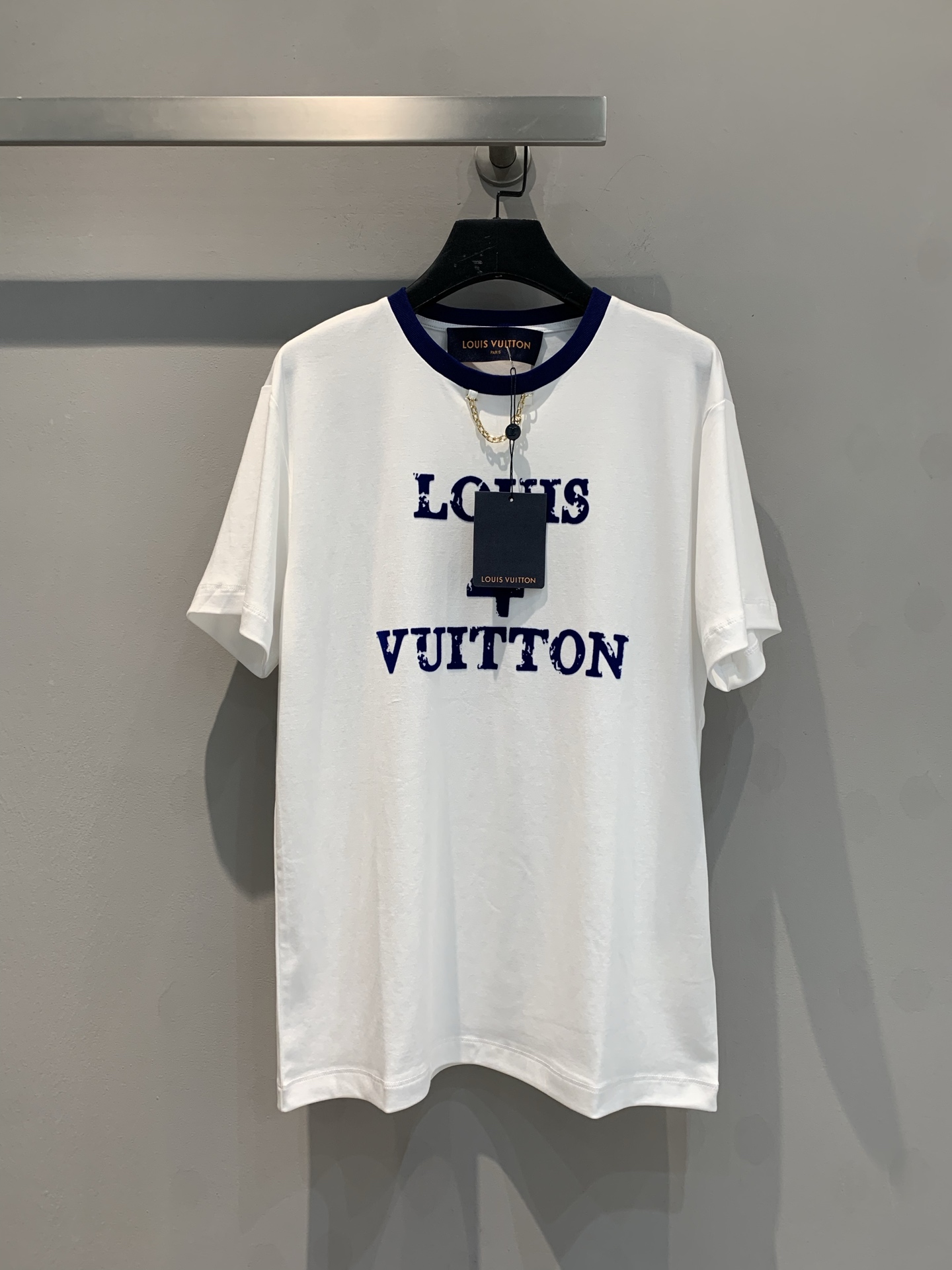 NO:325834,New model shipped by LaM original development Ljia 2025 spring and summer new flocked printed round neck T-shirt. Pure white base, paired with a calm blue collar, simple and yet stylish. The iconic logo is eye-catching, highlighting the brand charm, and easily adapting to multiple styles, adding points to your fashionable look. S M L,,louis vuitton,tees, t-shirt, alexander wang19860909新款出货啦M原版开发 L家2025春夏新款植绒印花圆领T恤.纯净白色基底,搭配沉稳藏蓝领口,简约又不失格调.标志性logo字样醒目吸睛,彰显品牌魅力,轻松适配多种风格,为你的时尚造型加分.码数S M L,,louis vuitton,tees，t-shirt,alexander wang,Women's clothing