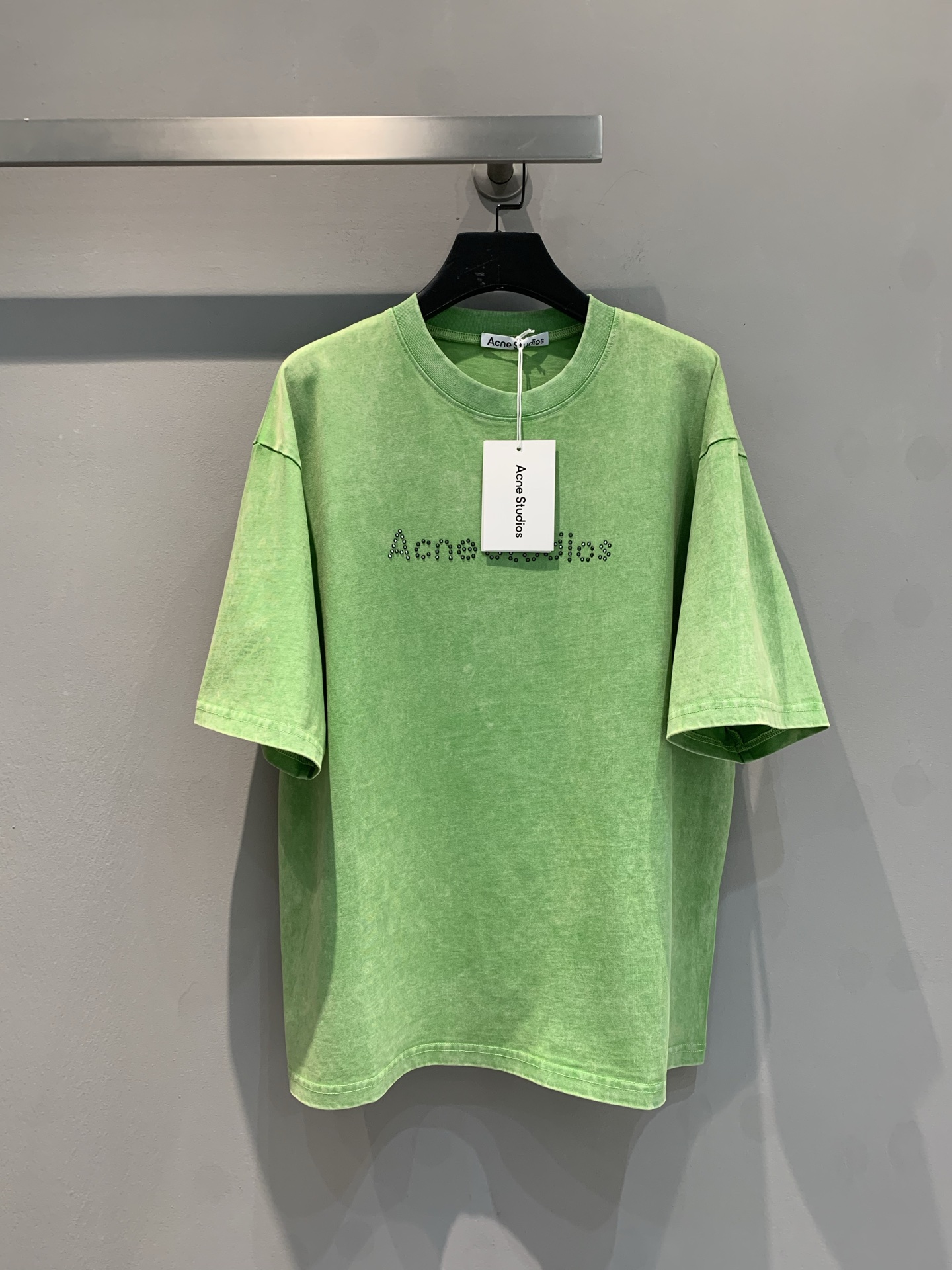 NO:325416,The new model is shipped and the original version is developed. AC2025 spring and summer new ironing letter round neck T-shirt. Pure cotton fabric is soft and skin-friendly. The classic small round neck design is simple and easy to wear. The loose style is not picky about the figure at all!  It is inclusive and covers the flesh and makes you look thin!  Both appearance and comfort!  100% return rate when wearing the street, the same style as men and women. S M L, tees, t-shirt, alexander wang19860909新款出货啦原版开发 AC2025春夏新款烫钻字母圆领T恤.纯棉面料质感柔软亲肤,经典的小圆领设计简洁好穿,宽松版型完全不挑身材！包容性好遮肉显瘦！颜值与舒适兼具！穿出街回头率百分百,男女同款.码数 S M L,,tees，t-shirt,alexander wang,Women's clothing