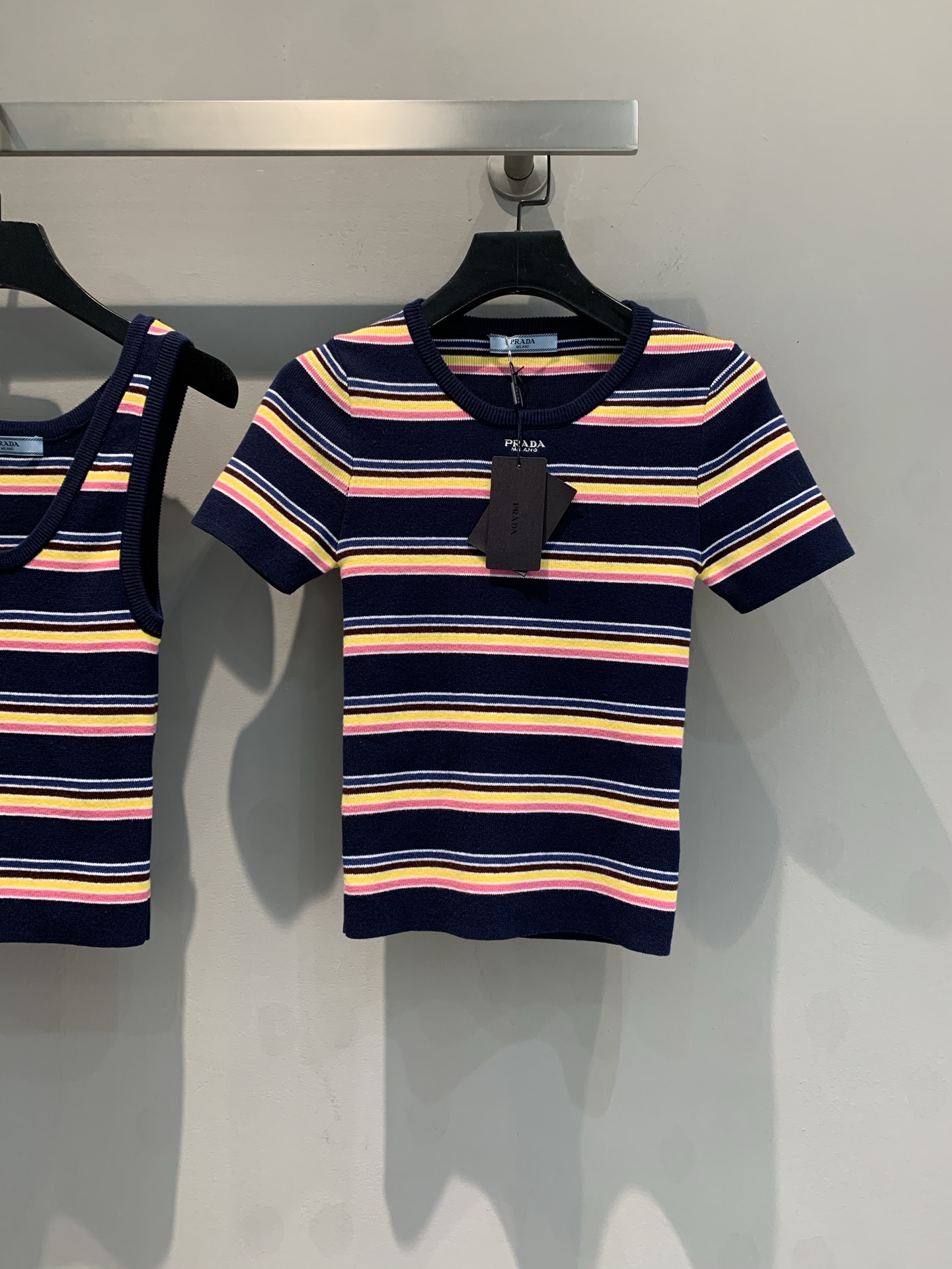 NO:325430,New models are shipped. Original development Prad*2025 early spring new color striped knitted short sleeves. Customized pure cotton yarn is delicate and comfortable, positioned embroidered logo round neck design. Fashionable and elegant, color stripes break the monotony and create unique fashion sparks. The upper body is comfortable and stylish, and can be easily controlled with single layering, helping you become the focus in any occasion. Number of codes 36 38 40,,prada,T-shirt,alexander wang19860909新款出货啦 原版开发Prad*2025早春新款彩色条纹针织短袖.定制纯棉纱线细腻舒适,定位刺绣logo圆领设计 时髦优雅,彩色条纹打破单调,碰撞出独特时尚火花.上身舒适又有型,单穿叠搭都能轻松驾驭,助你在任何场合成为焦点 .码数36 38 40,,prada,T-shirt,alexander wang,Women's clothing