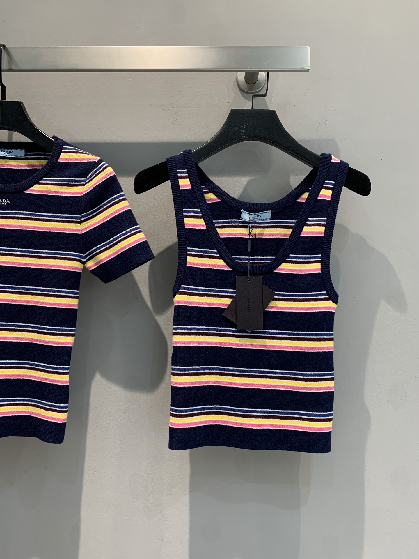 NO:325424,New model shipped M Original development Prad*2025 early spring new color striped knitted vest. Customized pure cotton yarn is delicate and comfortable, positioned embroidered logo big V-neck design, fashionable and elegant, color stripes break the monotony and create unique fashion sparks. The upper body is comfortable and stylish, and can be easily controlled with single layering, helping you become the focus in any occasion. Number of codes 36 38 40,,prada,alexander wang19860909新款出货啦M 原版开发Prad*2025早春新款彩色条纹针织小背心.定制纯棉纱线细腻舒适,定位刺绣logo大V领设计 时髦优雅,彩色条纹打破单调,碰撞出独特时尚火花.上身舒适又有型,单穿叠搭都能轻松驾驭,助你在任何场合成为焦点 .码数36 38 40,,prada,alexander wang,Women's clothing