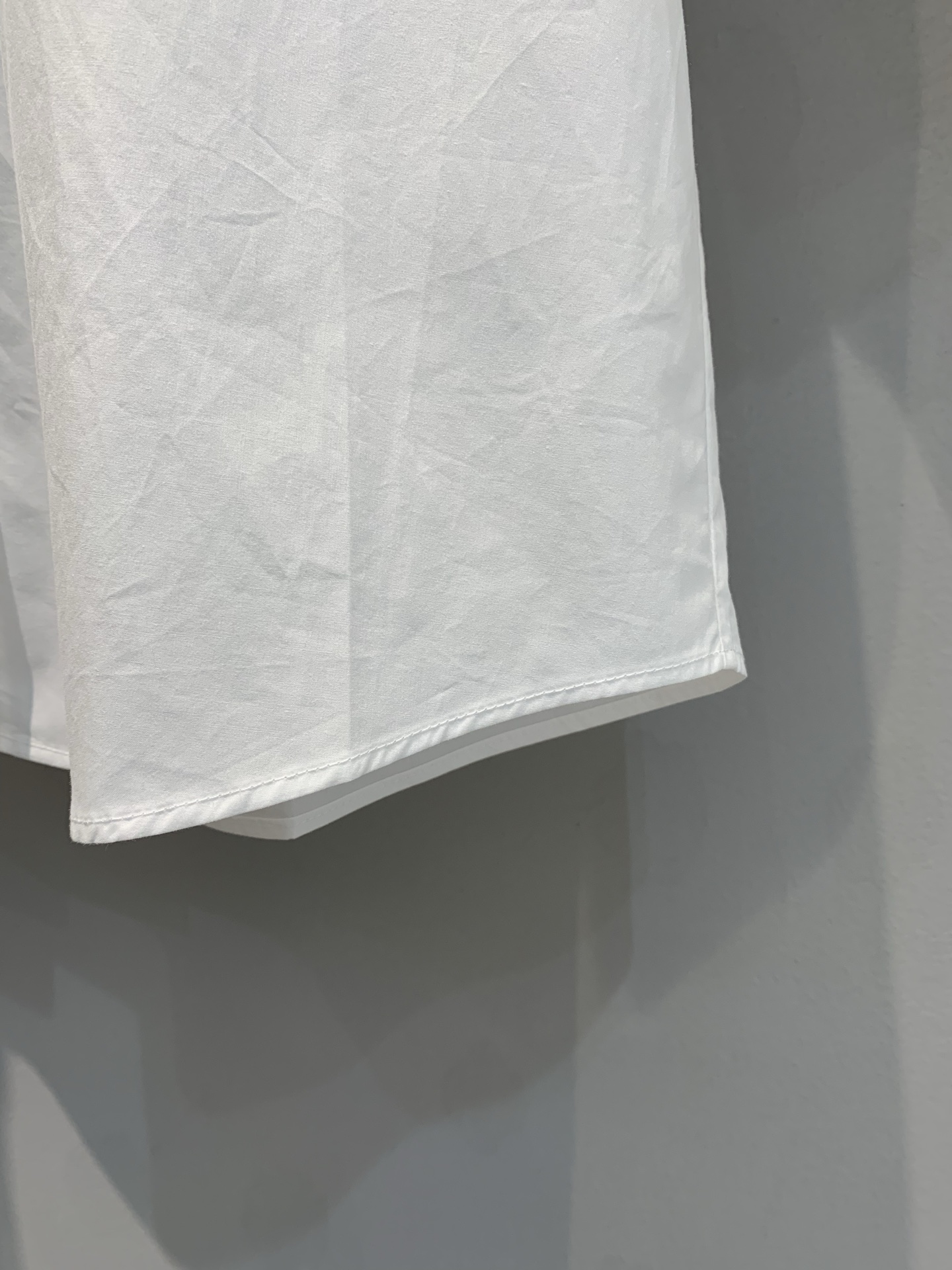 新款🔥出货啦📢 原版开发 CD春夏新款灯笼袖短袖衬衣 采用白色棉府绸精心制作，饰以灯笼短袖和精致的小蜜蜂