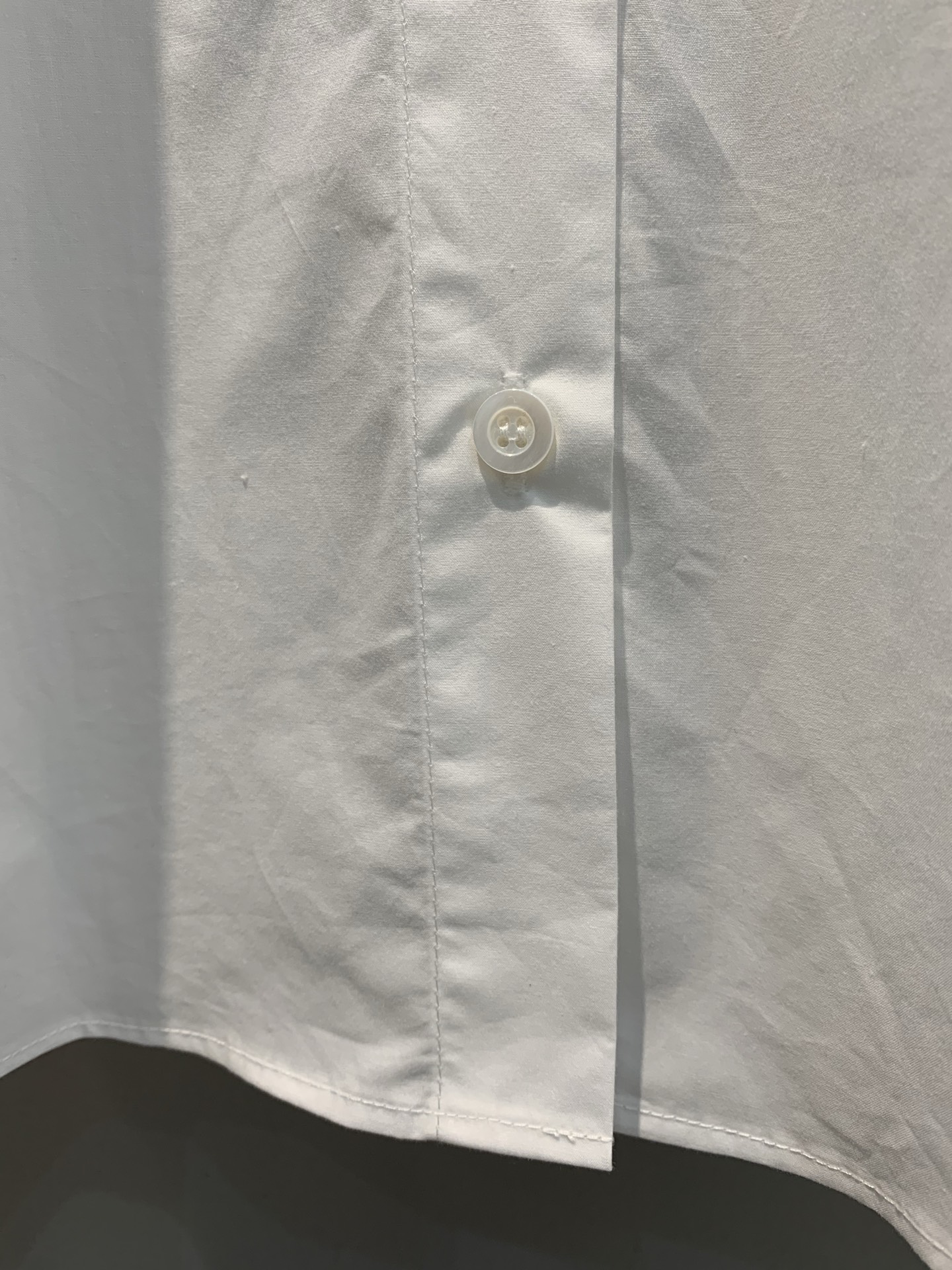 新款🔥出货啦📢 原版开发 CD春夏新款灯笼袖短袖衬衣 采用白色棉府绸精心制作，饰以灯笼短袖和精致的小蜜蜂