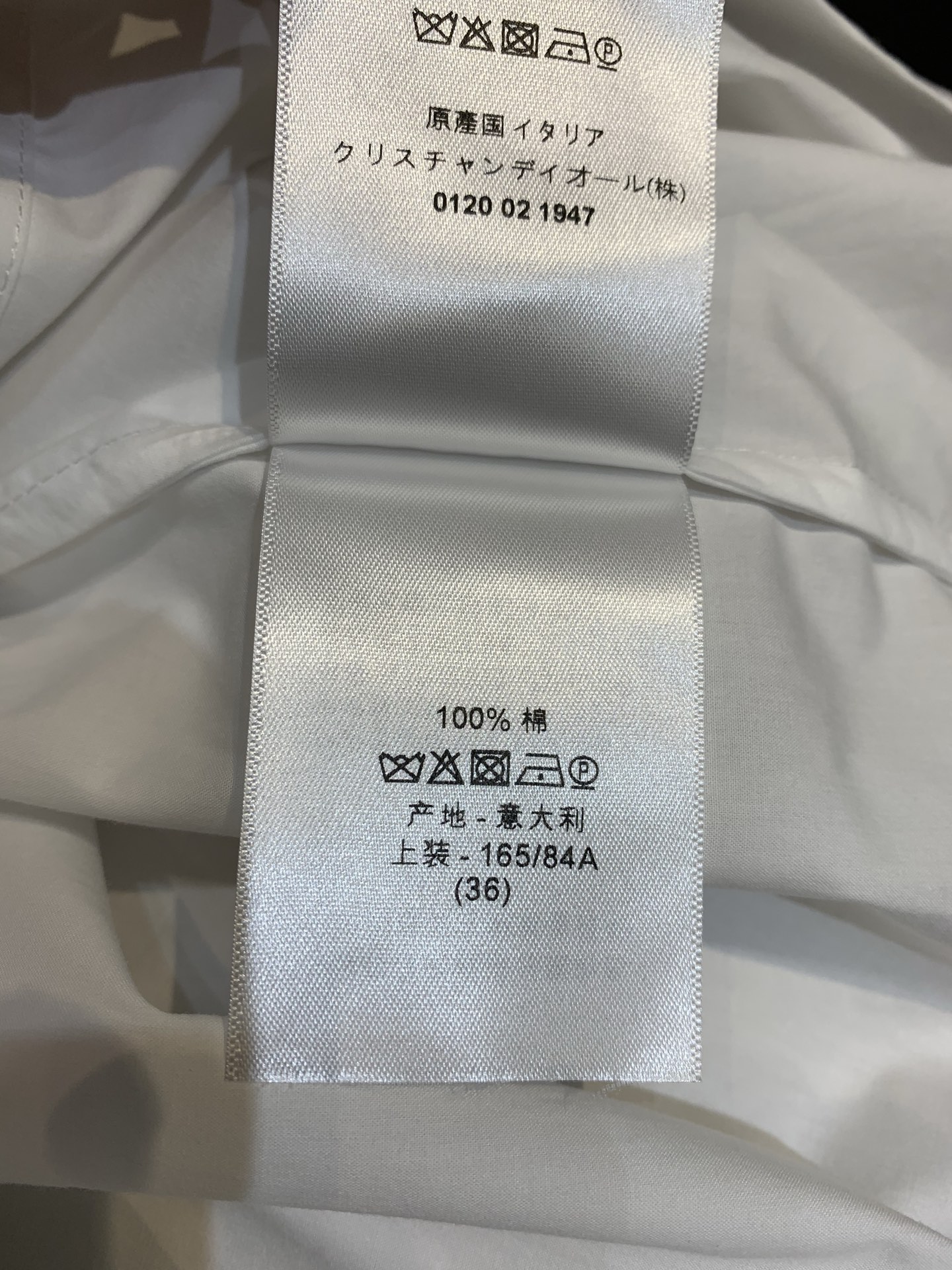 新款🔥出货啦📢 原版开发 CD春夏新款灯笼袖短袖衬衣 采用白色棉府绸精心制作，饰以灯笼短袖和精致的小蜜蜂