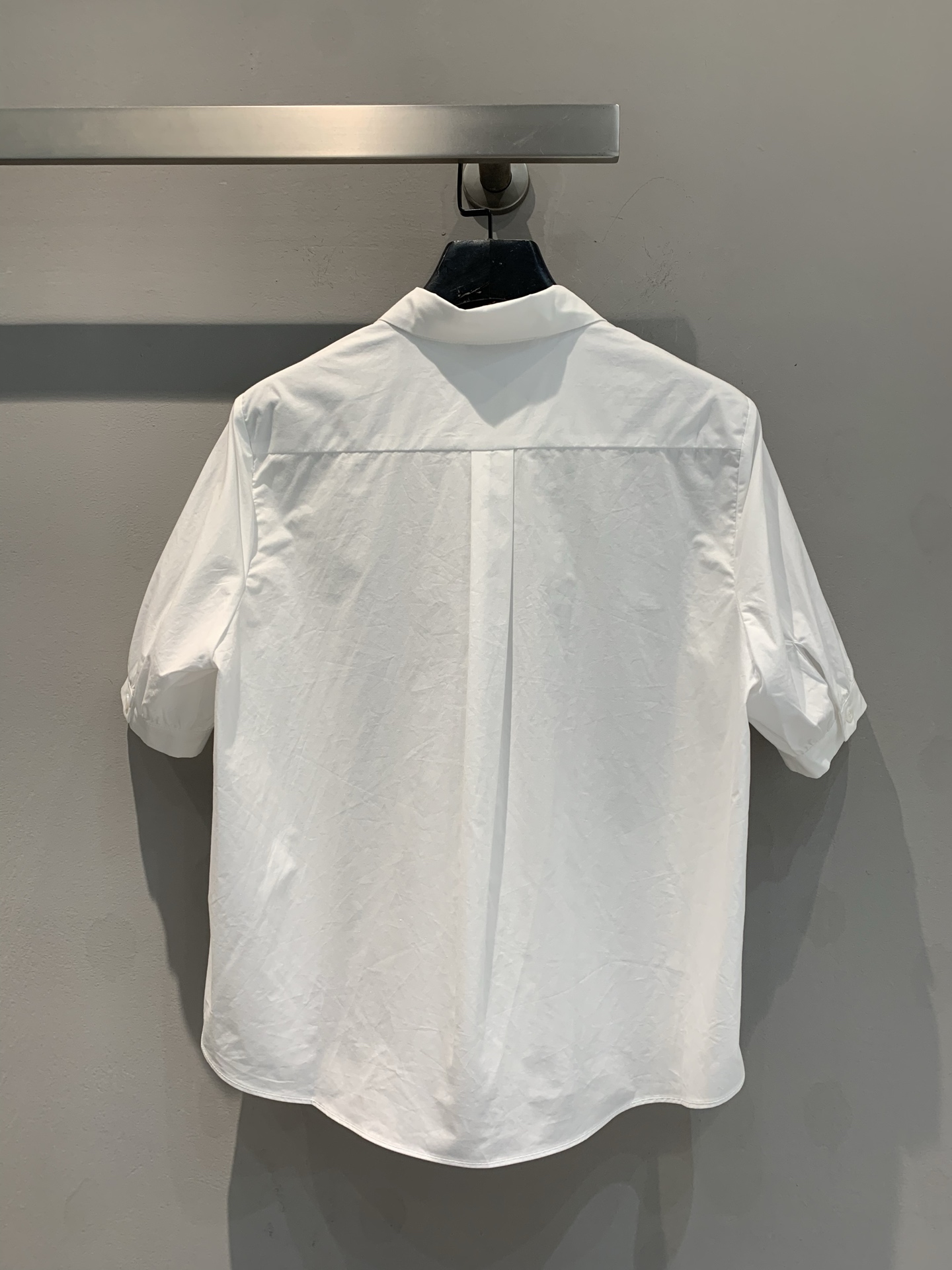 新款🔥出货啦📢 原版开发 CD春夏新款灯笼袖短袖衬衣 采用白色棉府绸精心制作，饰以灯笼短袖和精致的小蜜蜂