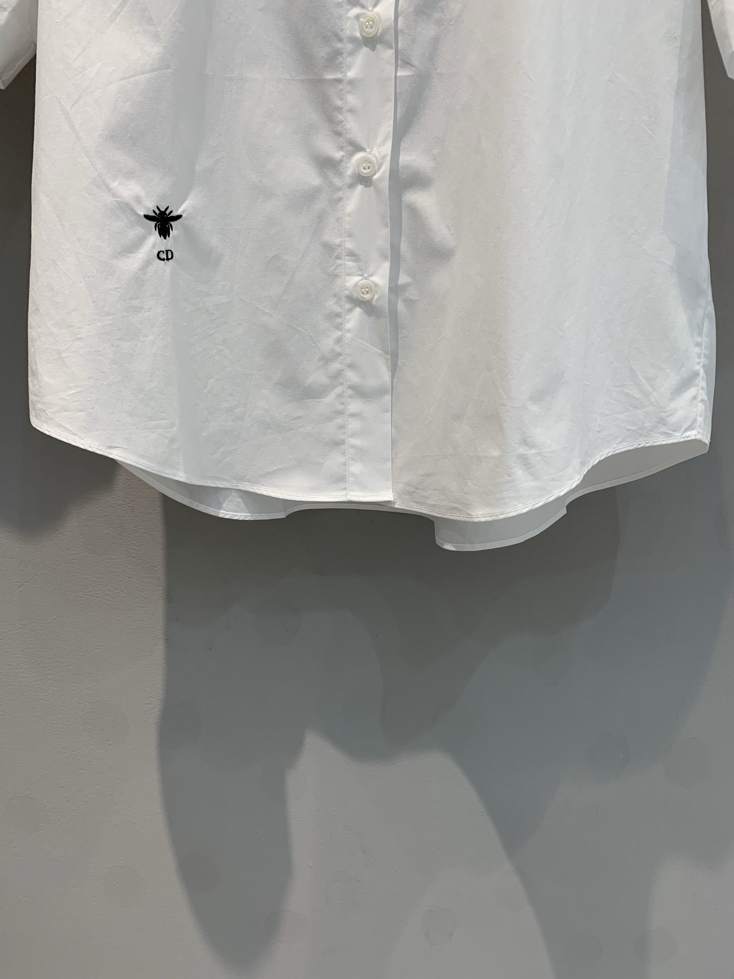 新款🔥出货啦📢 原版开发CD早春度假系列衬衣 简洁有细节 ，质感到位，版型好穿，好搭就真的特别优秀了，小