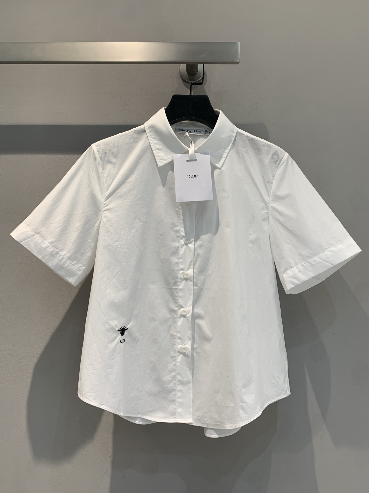 NO:412686,New style is shipped. Original developed CD early spring vacation series shirts. Simple and detailed, with quality and easy to wear. It is really excellent when worn. Small lapels, capable, soft and light and sweet. Whether wearing a vest, skirt, shorts, trousers, they look very good. The small loose style is not picky about people, and anyone wearing it is beautiful. Size 36 38 40,, skirts, shorts, alexander wang19860909新款出货啦 原版开发CD早春度假系列衬衣 简洁有细节 ,质感到位,版型好穿,好搭就真的特别优秀了,小翻领,干练 ,柔美轻甜,无论搭背心 半裙 短裤 长裤都极其好看 小宽松版型不挑人,谁穿都美.码数36 38 40,,skirts,shorts,alexander wang,Women's clothing