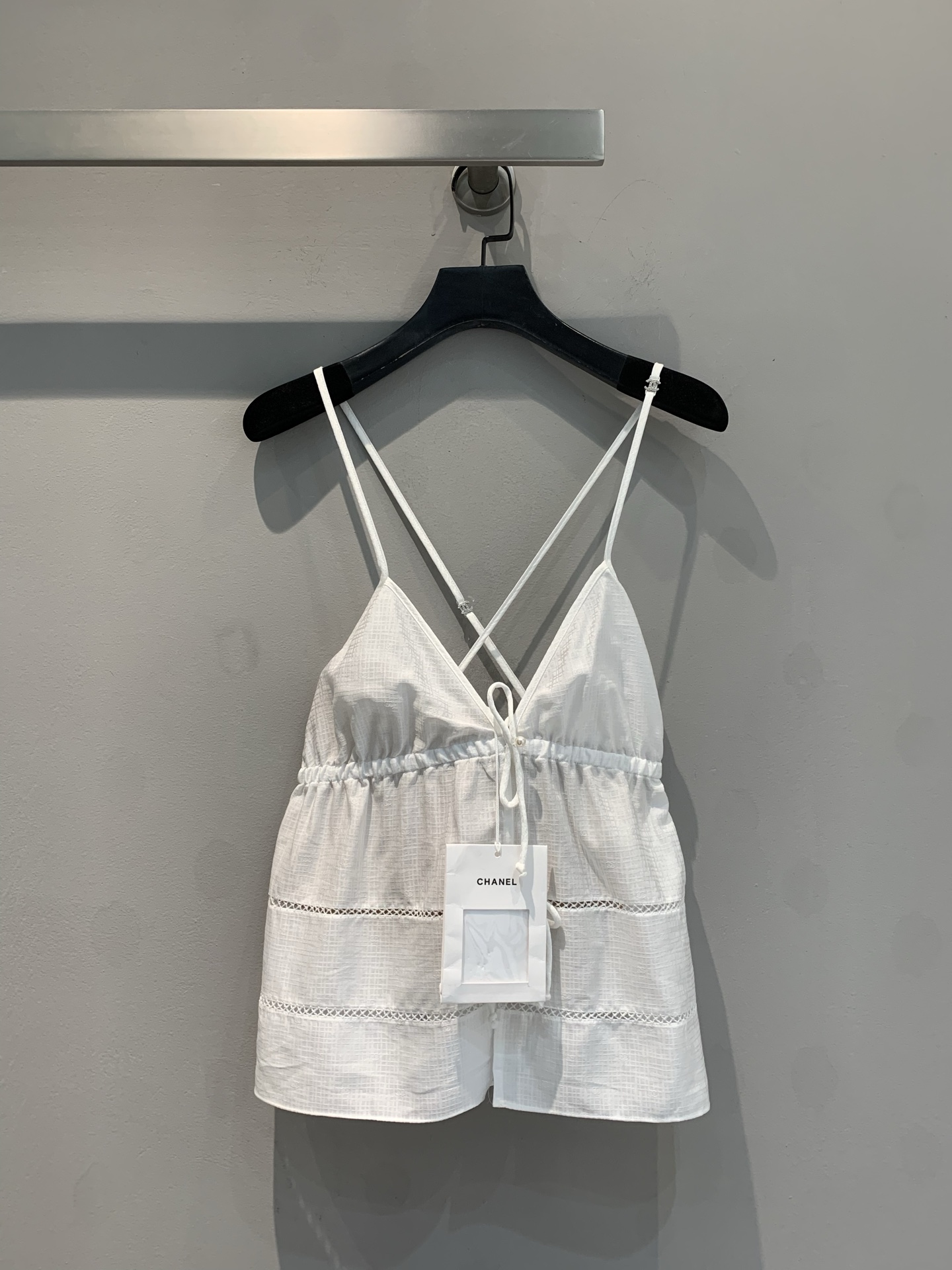 NO:326984,New model is shipped. Original development. C home 2025 spring and summer new hollow embroidered bow hanger. It is made of imported silk cotton. It is skin-friendly and soft, comfortable and delicate. The deep V bra neckline is paired with bow-clad embellishment and cute and reveals the sexy in it. It is paired with fine plaids throughout the body. The hollow splicing of the double C dark pattern is restored. The crossed thin shoulder straps release charm. The drawstring is cleverly shaping the body shape, simple without losing style, and easily creates a French fashion sense. Number of 36 38 40, chanel, alexander wang19860909新款出货啦 原版开发 C家2025春夏新款镂空刺绣蝴蝶结吊带衫.采用进口丝绵材质.亲肤柔软舒适细腻,深V胸衣式领口搭配蝴蝶结开襟点缀可爱中透露性感,配上通体细格纹双C暗纹提花.还原工艺刺绣镂空拼接,交叉细肩带释放迷人魅力.抽绳巧塑身形,简约而不失格调,轻松打造法式时尚感 .码数36 38 40,,chanel,alexander wang,Women's clothing