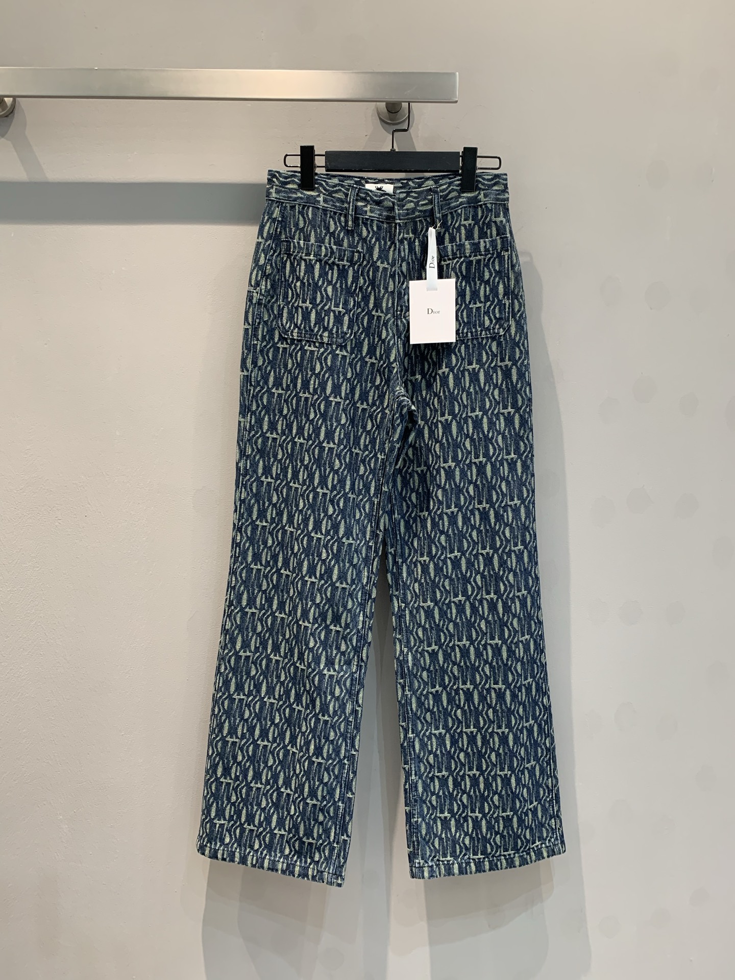 NO:327084,New models are shipped!  Original development!  CD2025 early spring new jacquard denim old-fashioned trousers. Original custom twill cotton denim material, with excellent texture, crisp and comfortable, and uses jacquard technology to print the latest logo pattern, fashionable and atmospheric!  Double-sided pocket decoration adds layering, and leather card decoration behind it!  Straight wide-leg style, smooth lines, high-waist design, fashionable and fashionable outfit, and easy to wear. The rate of return on the street is very high!  Count; 36 38 40,,alexander wang19860909新款出货啦！原版开发！CD2025早春新款提花牛仔老花长裤.原版定制斜纹棉牛仔材质,质感上乘 挺括舒适,采用提花工艺满印最新标志花纹图案,时髦大气！双侧口袋装饰,增添层次感,背后 皮牌装饰！直筒阔腿版型,线条流畅,高腰设计,穿搭时髦洋气,包容好穿.出街回头率超高！码数；36 38 40,,alexander wang,Women's clothing