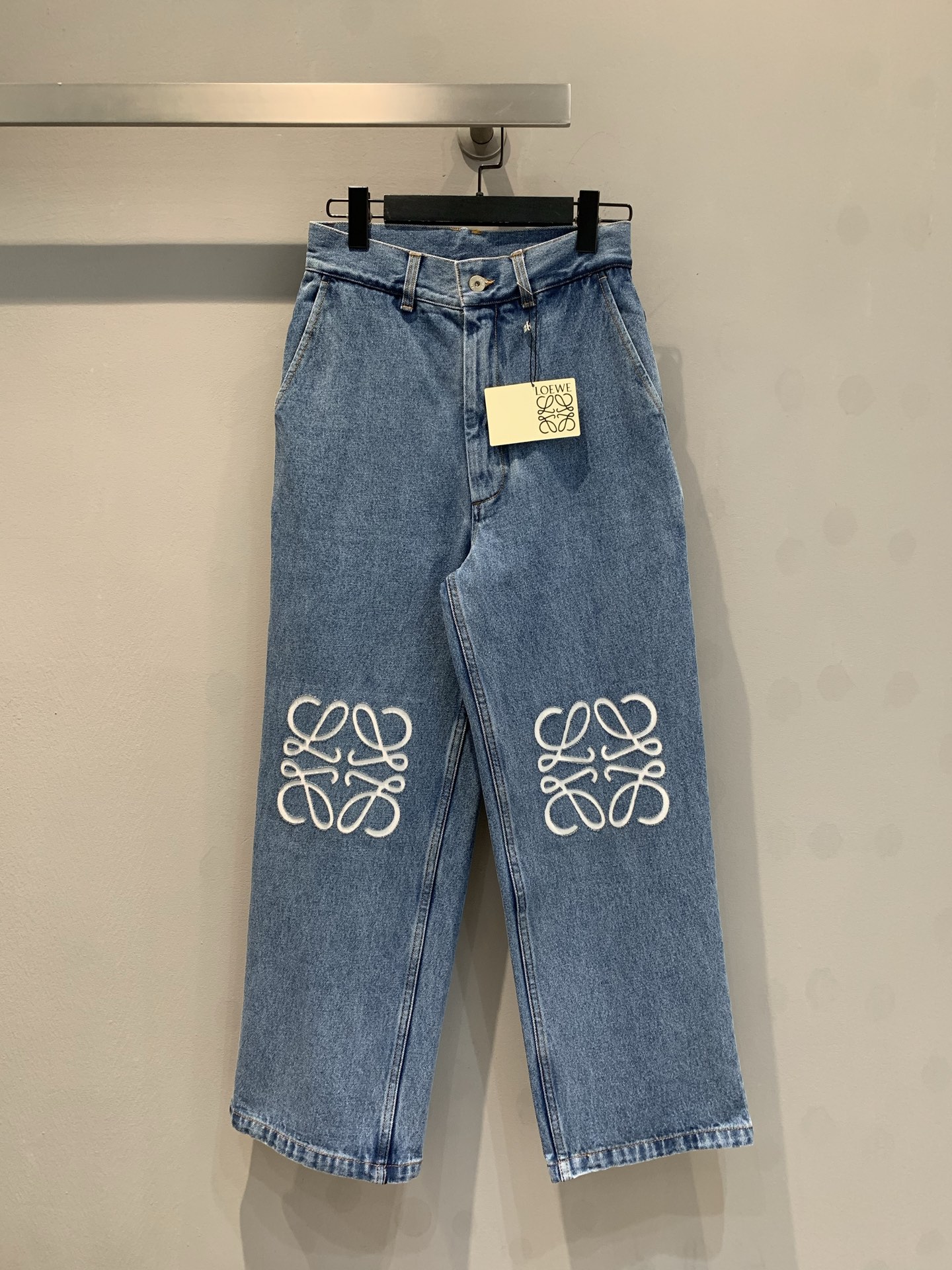 NO:326988,New model is shipped. Original development. Loew*2025 early spring new laser burnt high-waist jeans. The pants are not picky. This uses the high energy density of laser to carve out 