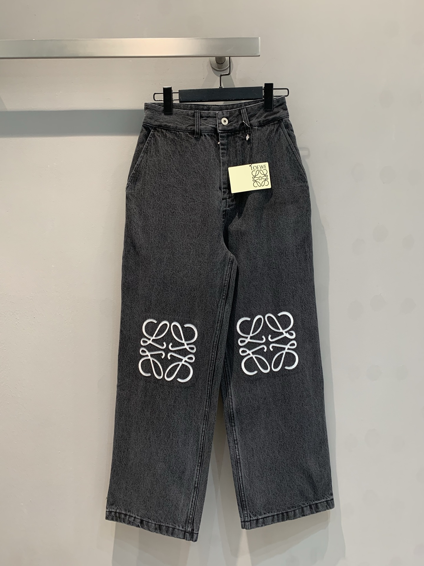 NO:326992,New model is shipped. Original development. Loew*2025 early spring new laser burnt high-waist jeans. The pants are not picky. This uses the high energy density of laser to carve out 
