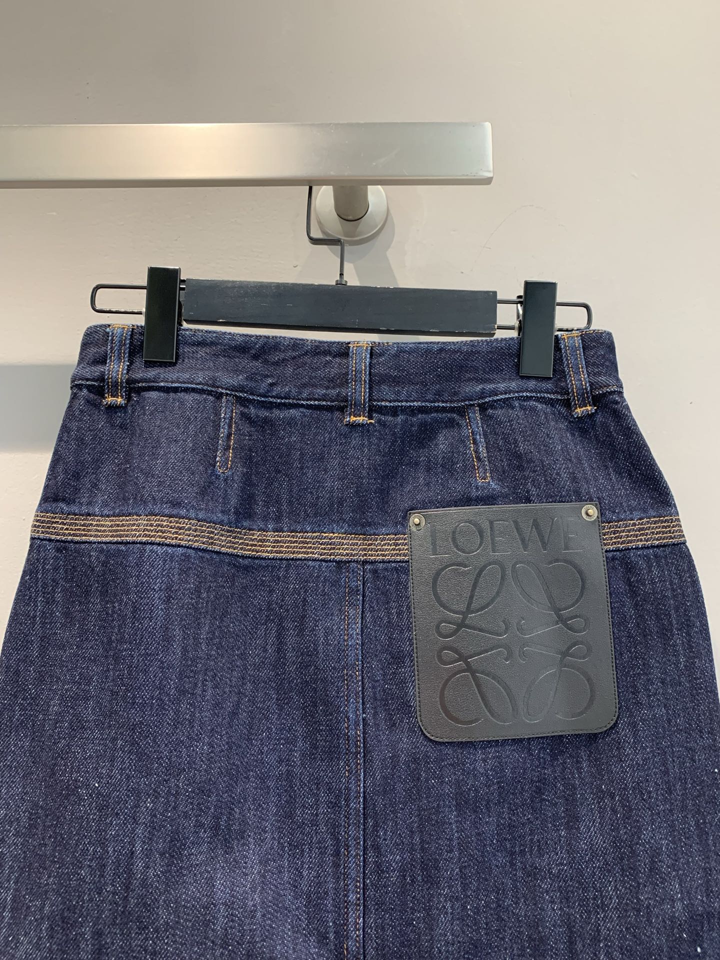 新款🔥出货啦📢 原版开发 Loew*2025早春新款口袋饰皮牛仔半裙 每一季都不可或缺的牛仔，料也是洗水