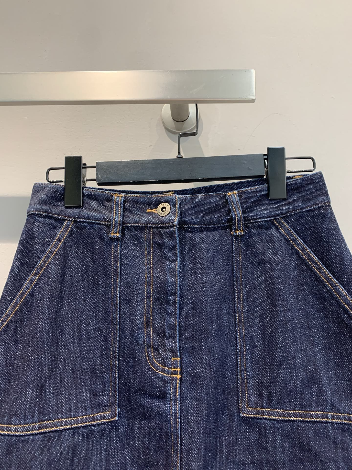 新款🔥出货啦📢 原版开发 Loew*2025早春新款口袋饰皮牛仔半裙 每一季都不可或缺的牛仔，料也是洗水