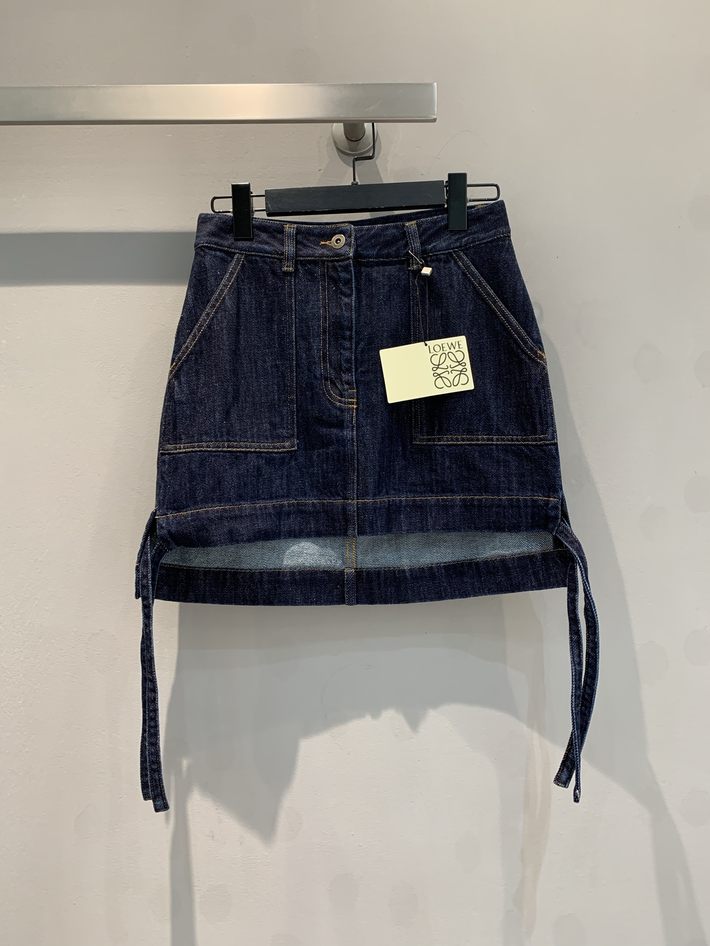 NO:327003,New models are shipped. Original development. Loew*2025 early spring new pocket leather denim skirt. A denim that is indispensable in every season. The material is soft and comfortable to wash. It is casual and versatile. It has jackets, skirts and jeans. Size 36 38 40, loewe, skirts, jeans, jackets & coats, alexander wang19860909新款出货啦 原版开发 Loew*2025早春新款口袋饰皮牛仔半裙 每一季都不可或缺的牛仔,料也是洗水偏软舒适的,休闲百搭不费力,外套、半裙、牛仔裤都有 .码数36 38 40,,loewe,skirts,jeans,jackets & coats,alexander wang,Women's clothing