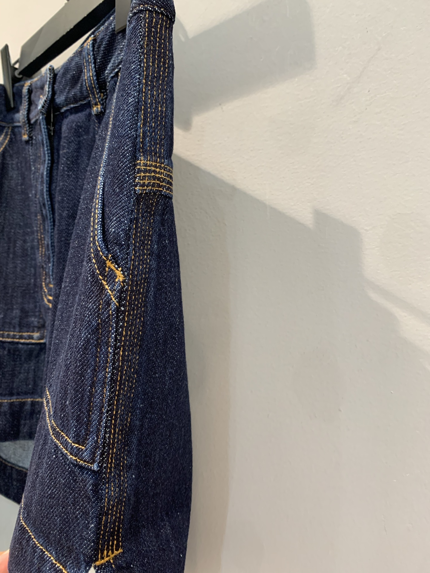 新款🔥出货啦📢 原版开发 Loew*2025早春新款口袋饰皮牛仔半裙 每一季都不可或缺的牛仔，料也是洗水