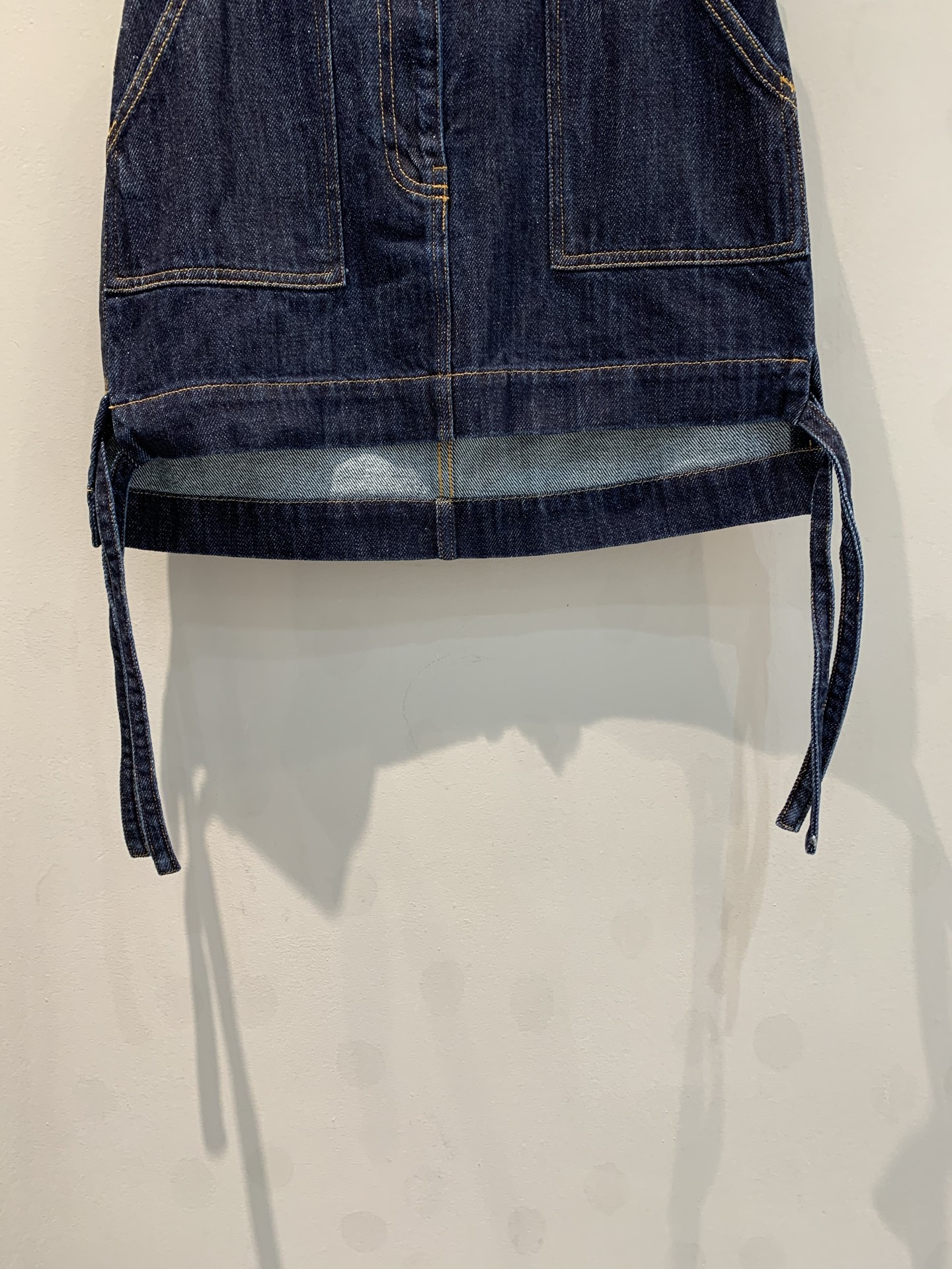 新款🔥出货啦📢 原版开发 Loew*2025早春新款口袋饰皮牛仔半裙 每一季都不可或缺的牛仔，料也是洗水