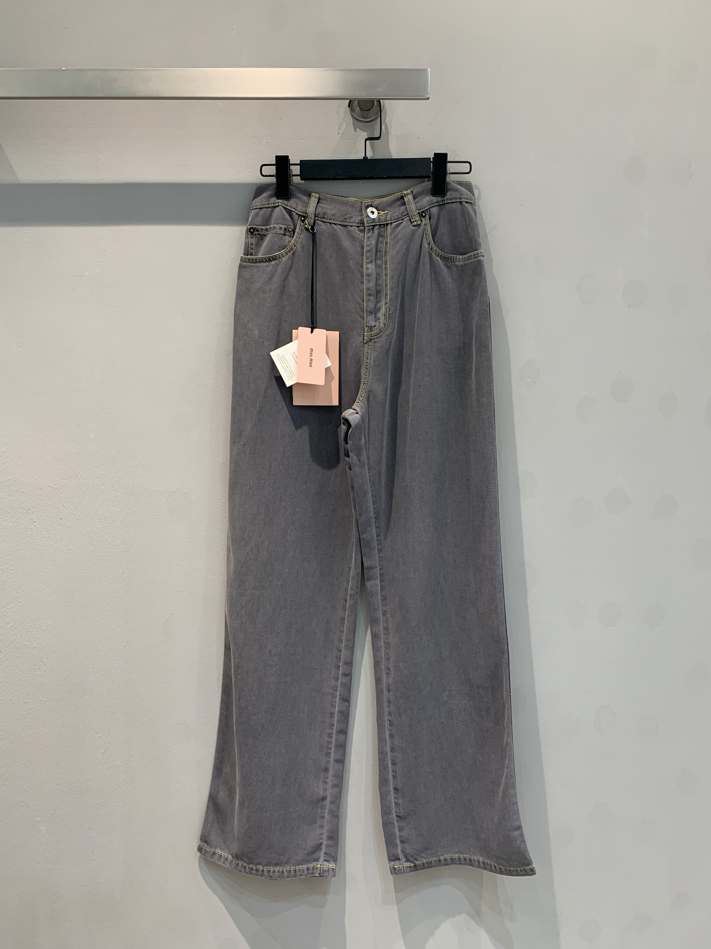 NO:327023,New model is shipped. Original development. Miumi*2025 early spring new contrasting jeans. Lightweight and thin fabric. Soft and comfortable, good breathability. The style is very loose and casual. The upper body shows long legs, lengthens the legs, and the contrasting bright line is lined. It is a pants with high wear and matching ability without ordinary wear. Number of sizes 26 27 28,,miumiu,jeans,alexander wang19860909新款出货啦 原版开发 Miumi*2025早春新款撞色牛仔裤 轻盈薄款面料 柔软舒适,透气性好 版型很松弛随性,上身巨显腿长,拉长腿部线条,撞色明线走线,又冷清又高级,是实穿度高可搭配性又不会普通的裤子. 码数26 27 28,,miumiu,jeans,alexander wang,Women's clothing