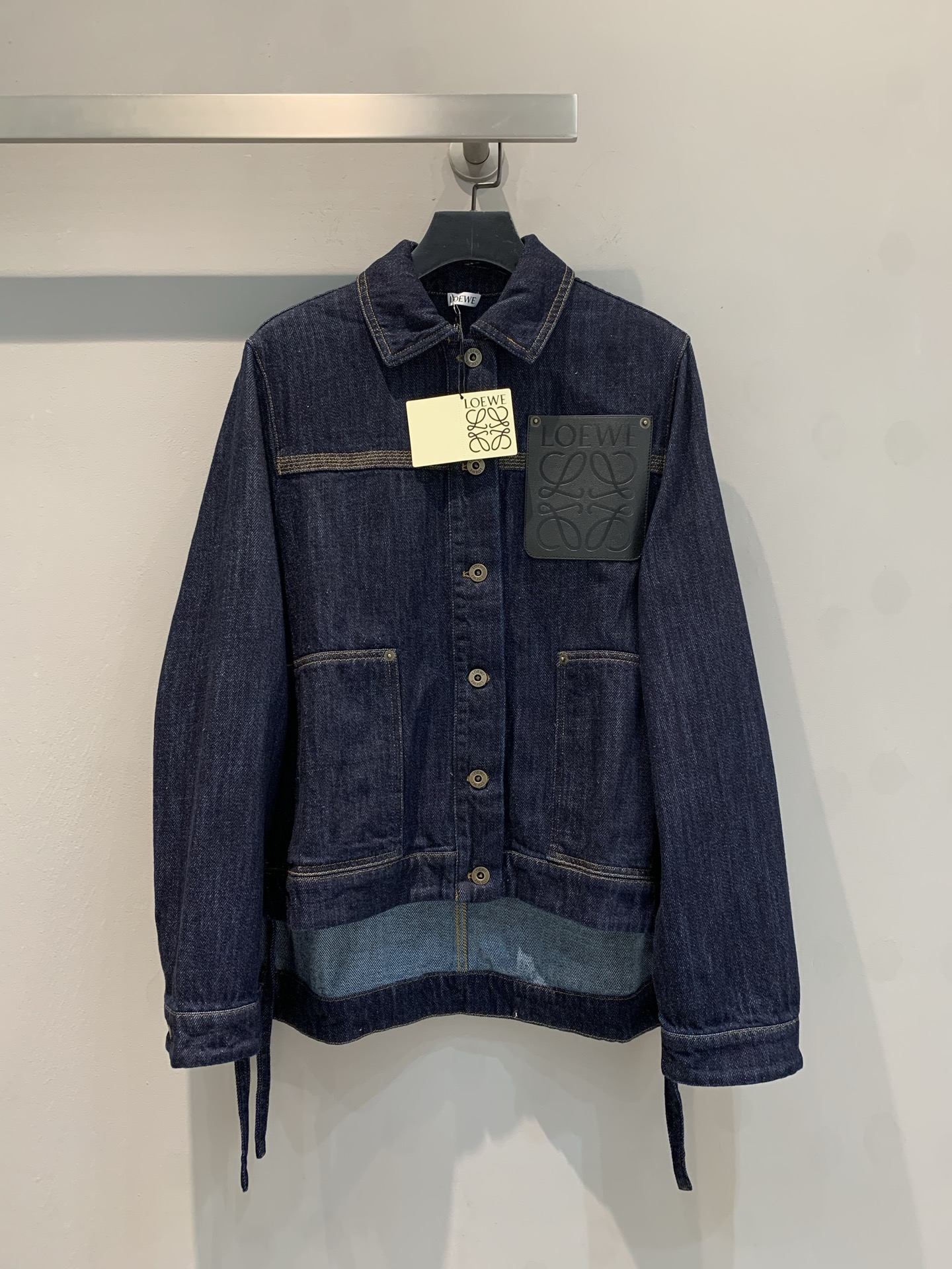NO:326997,New model is shipped. Original development. Loew*2025 early spring new pocket leather denim jacket. A denim that is indispensable in every season. The material is soft and comfortable to wash. It is casual and versatile. It has jackets, skirts, and jeans. Size 36 38 40, loewe, skirts, jeans, jackets & coats, alexander wang19860909新款出货啦 原版开发 Loew*2025早春新款口袋饰皮牛仔外套 每一季都不可或缺的牛仔,料也是洗水偏软舒适的,休闲百搭不费力,外套、半裙、牛仔裤都有.码数36 38 40,,loewe,skirts,jeans,jackets & coats,alexander wang,Women's clothing