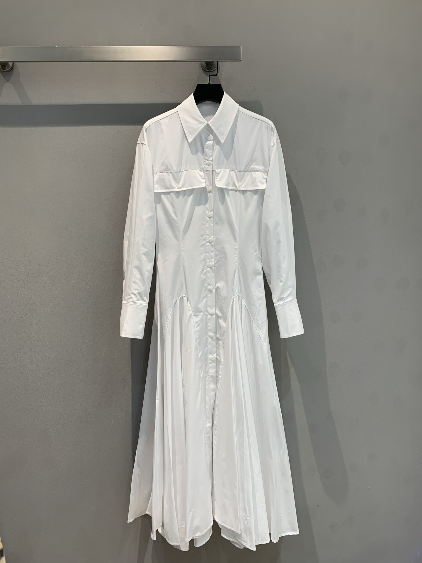 NO:327013,The new model is shipped. Original development. Helsa2025 early spring new corset dress. Walking style, very stylish style. The whole piece is made of 5 meters and the oversized skirt is supported like an umbrella skirt. The layering is too beautiful. The length of the skirt will also pick the height. The waist and closure part perfectly modify the upper and lower curves. There is a undulating skirt hem during walking, revealing a pretty and lively atmosphere. The upper body is gentle and dignified. The upper body is tight and three-dimensional. The tibia is made of cotton, crisp and textured, simple and full of details. S M L, skirts, alexander wang19860909新款出货啦 原版开发 Helsa2025早春新款束腰大摆连衣裙 走路带风,非常造型感的风格,整件5米多用料,超大裙摆像伞裙一样支撑,层次感太漂亮了,裙长相对也会挑身高,束腰收身部分完美的修饰上下曲线,行走间有致起伏的裙摆,流露俏丽灵动气息上身穿搭温婉端庄 上紧下立体,有胫骨的全棉材质、挺括有质感,简单里满是细节 码数S M L,,skirts,alexander wang,Women's clothing