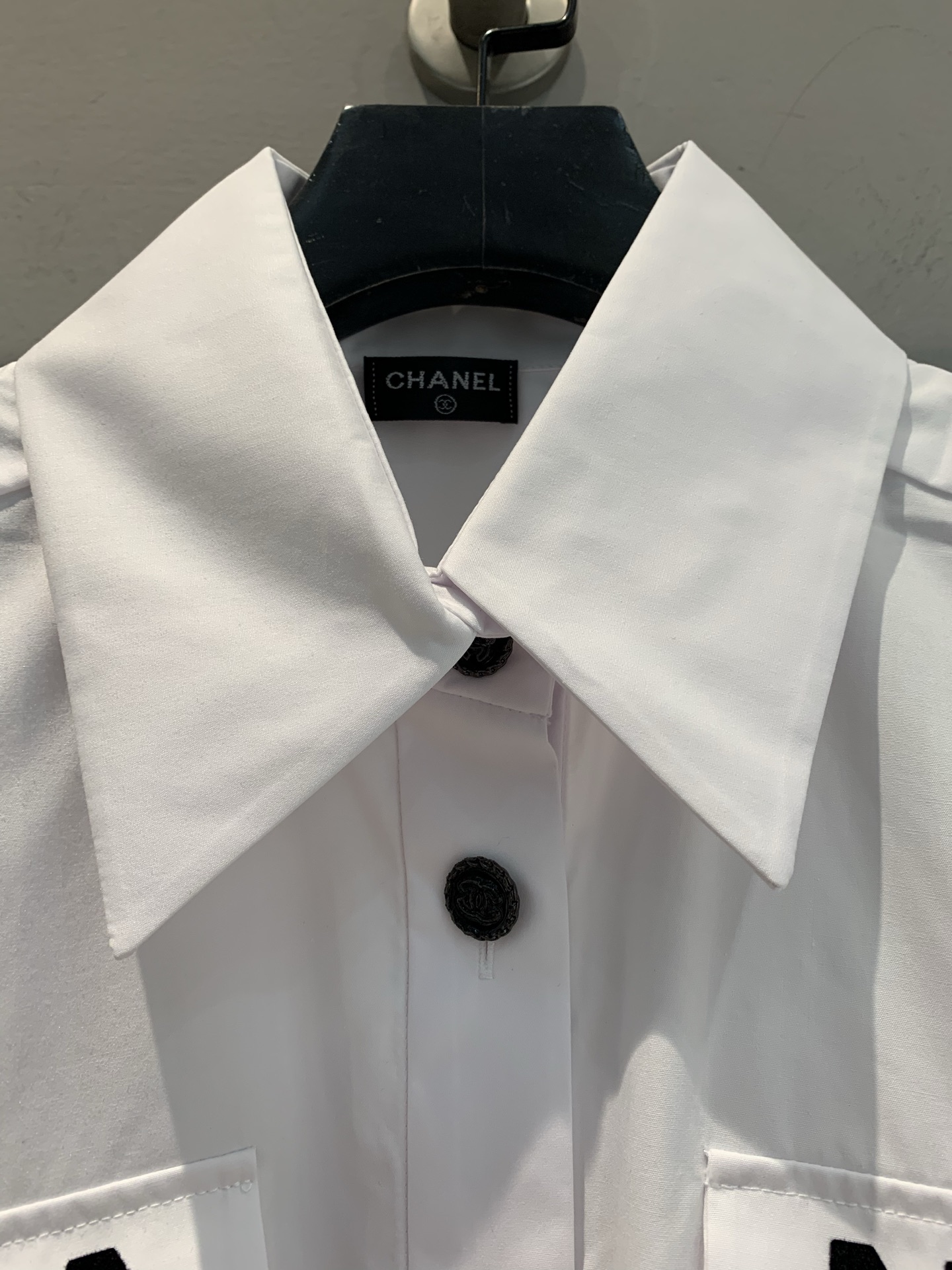 新款🔥出货啦📢 原版开发 C家春夏经典款植绒衬衣 翻盖口袋设计 植绒logo 白立体裁剪 触感丰盈，柔软